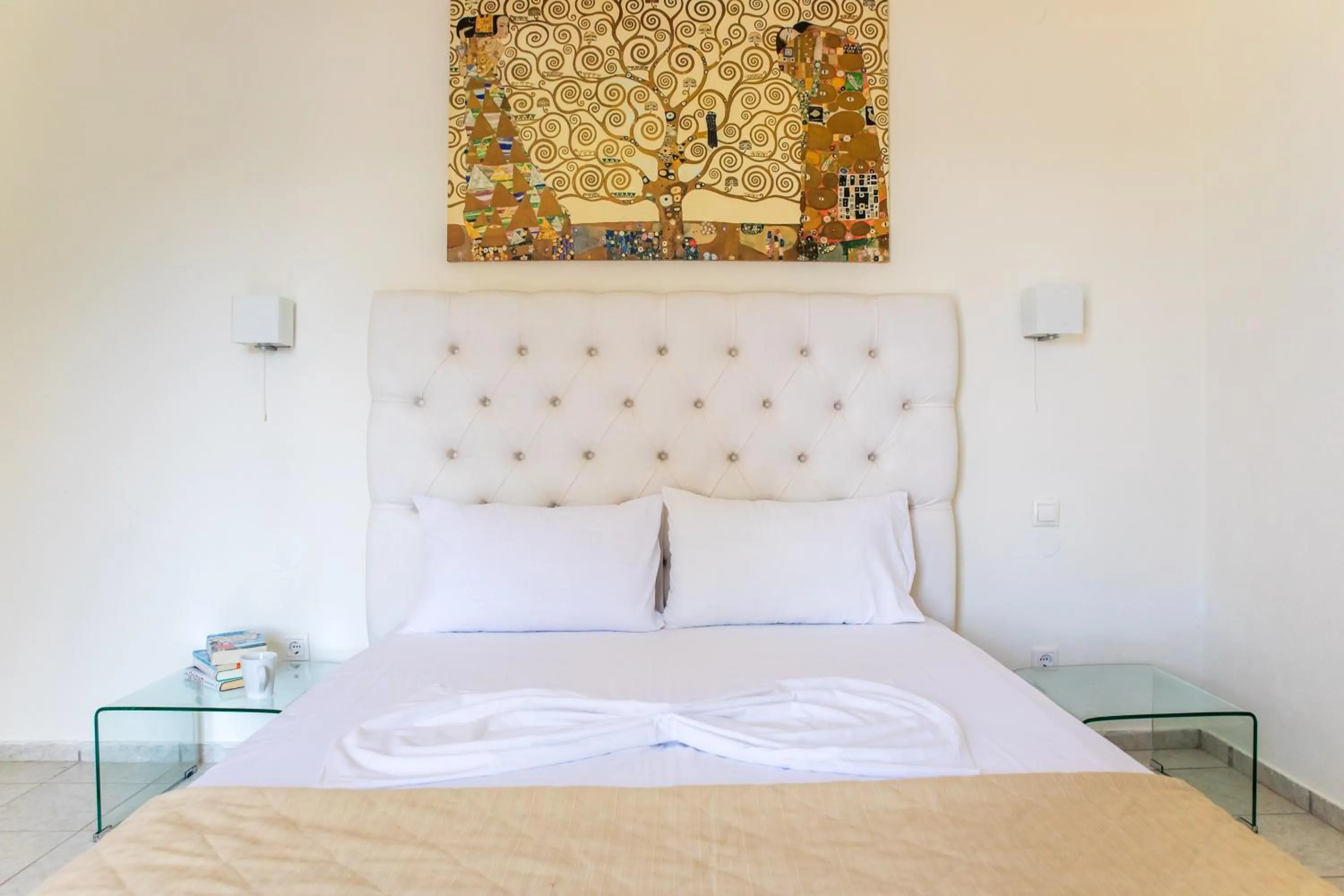 Bedroom, Bed in Blue Green Bay