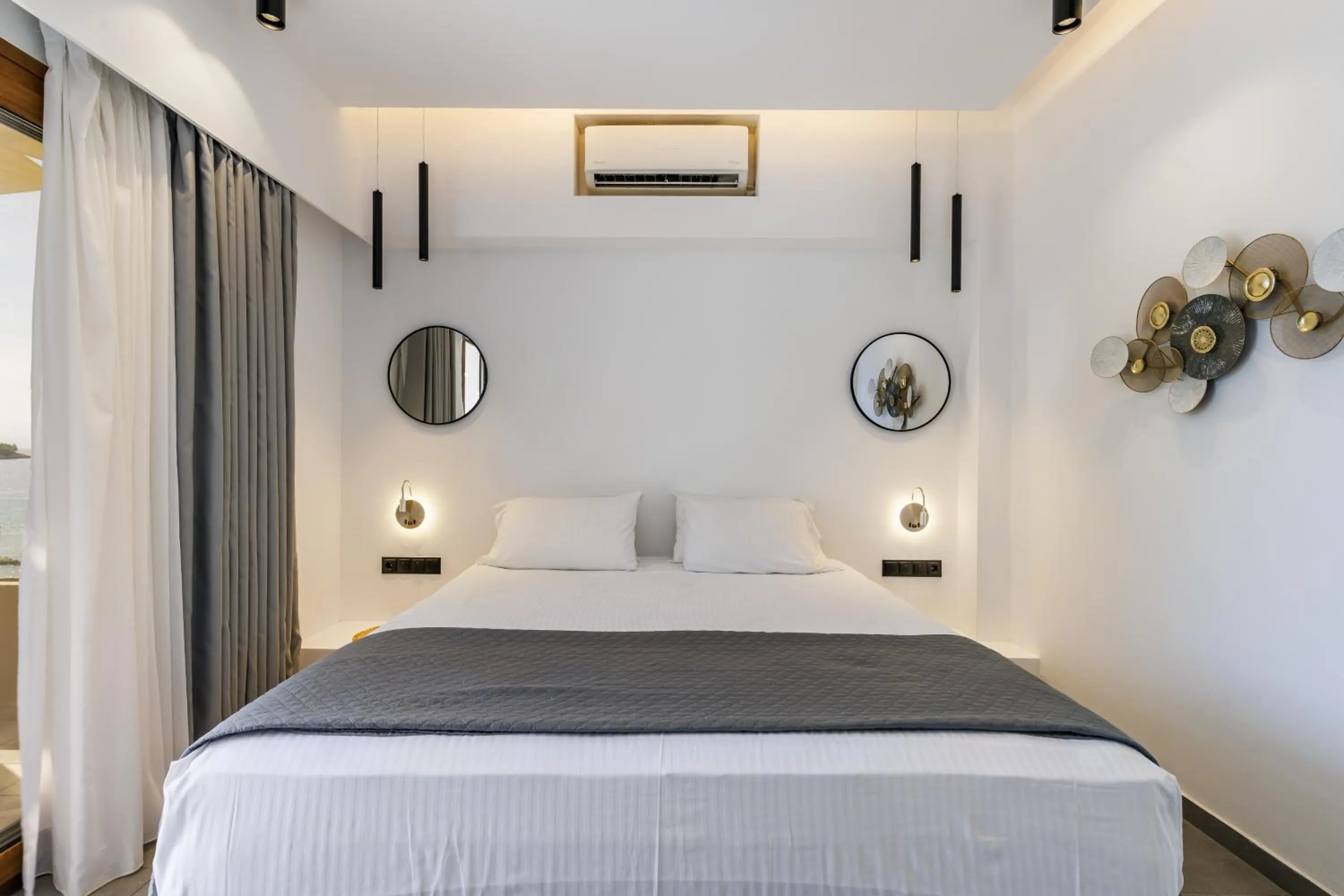 Photo of the whole room, Bed in Blue Green Bay