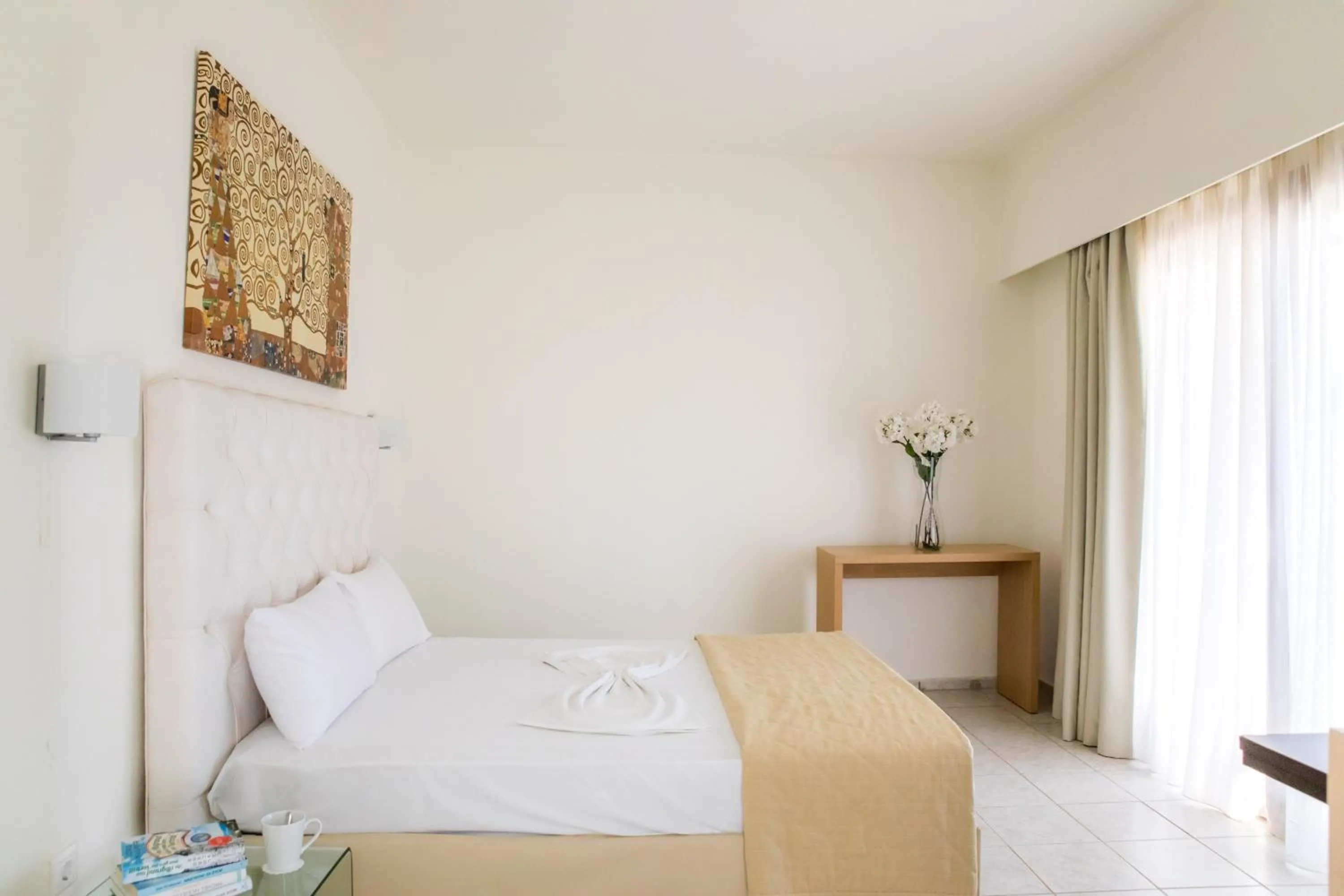 Bedroom, Bed in Blue Green Bay