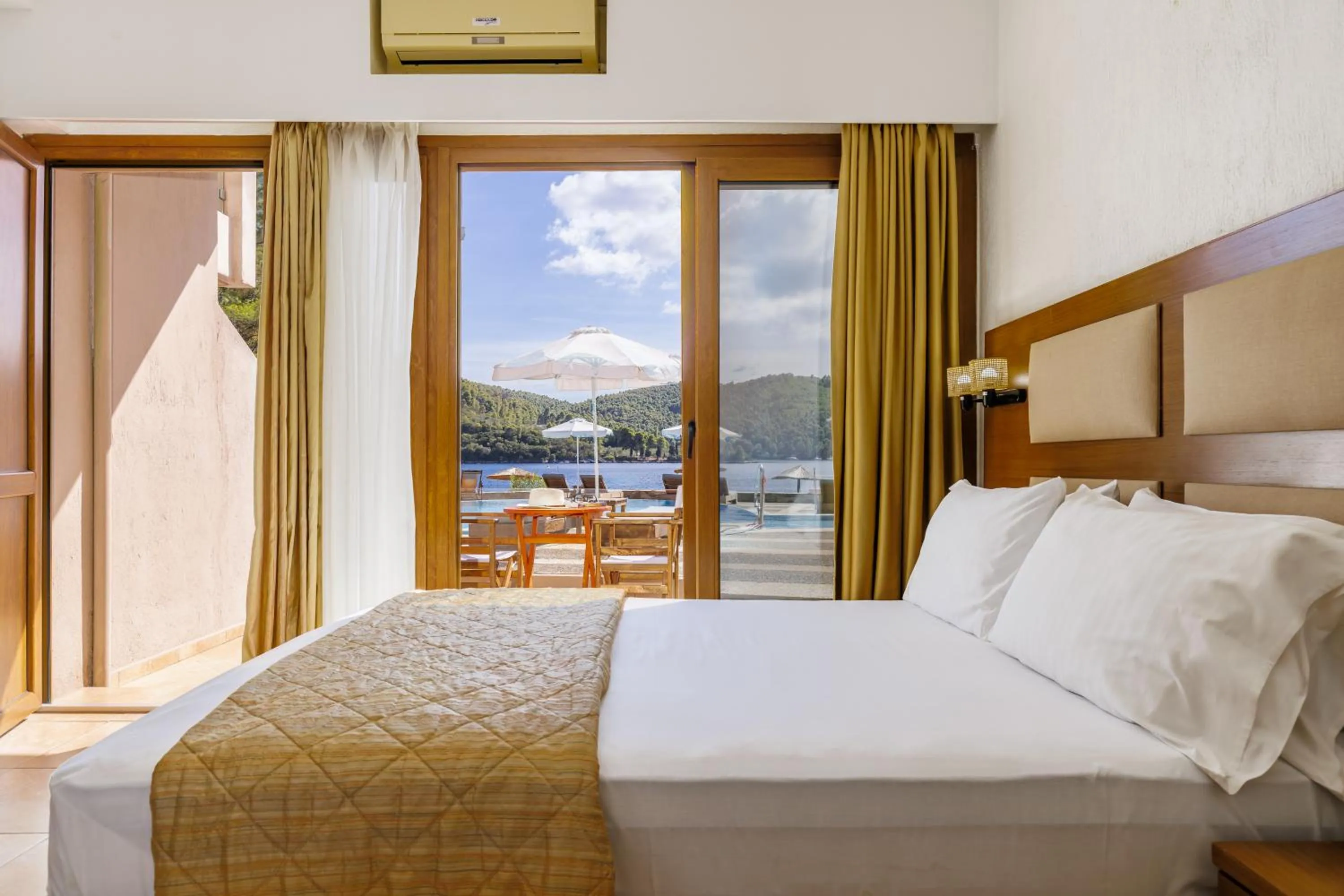 Photo of the whole room, Bed in Blue Green Bay