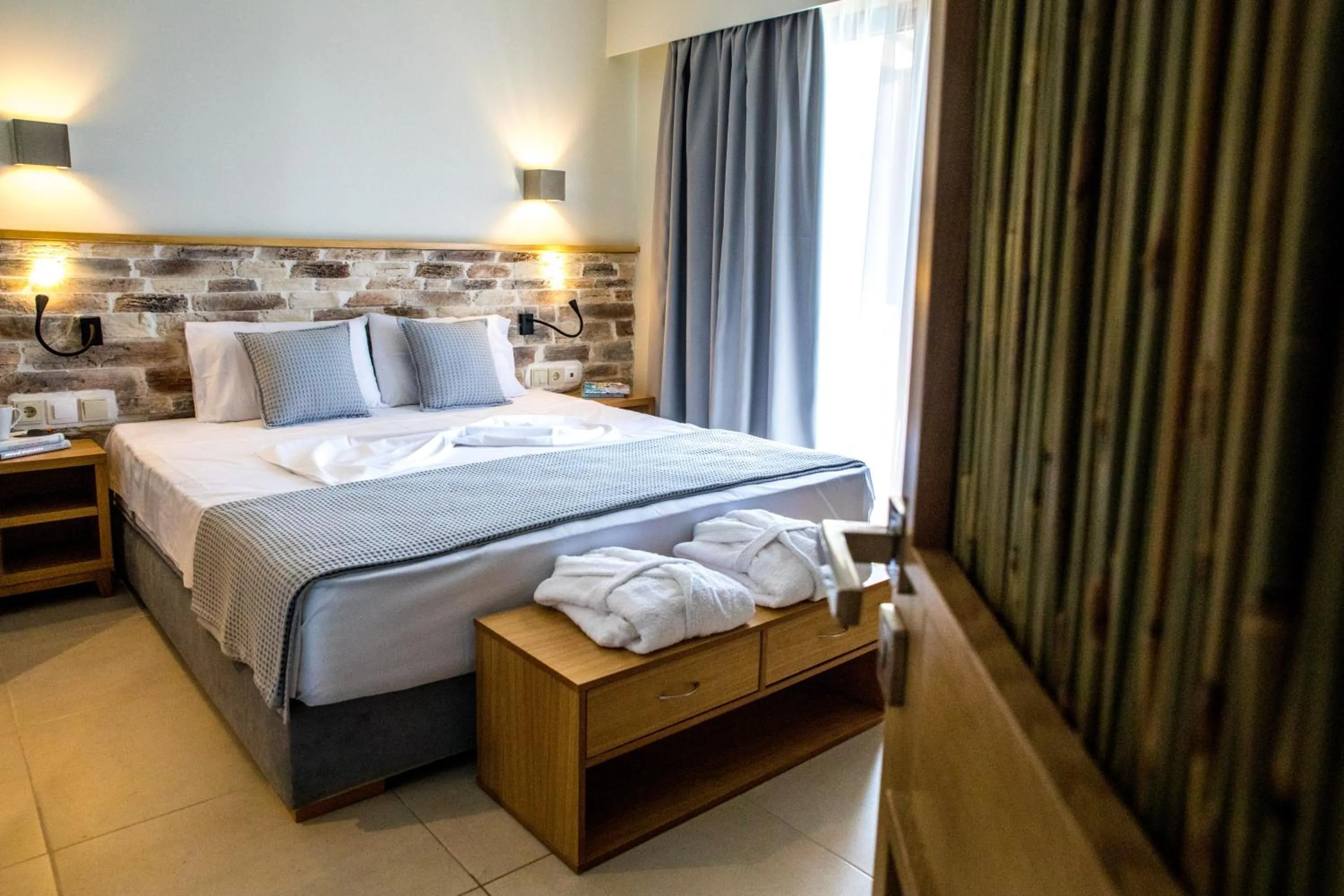 Bedroom, Bed in Blue Green Bay