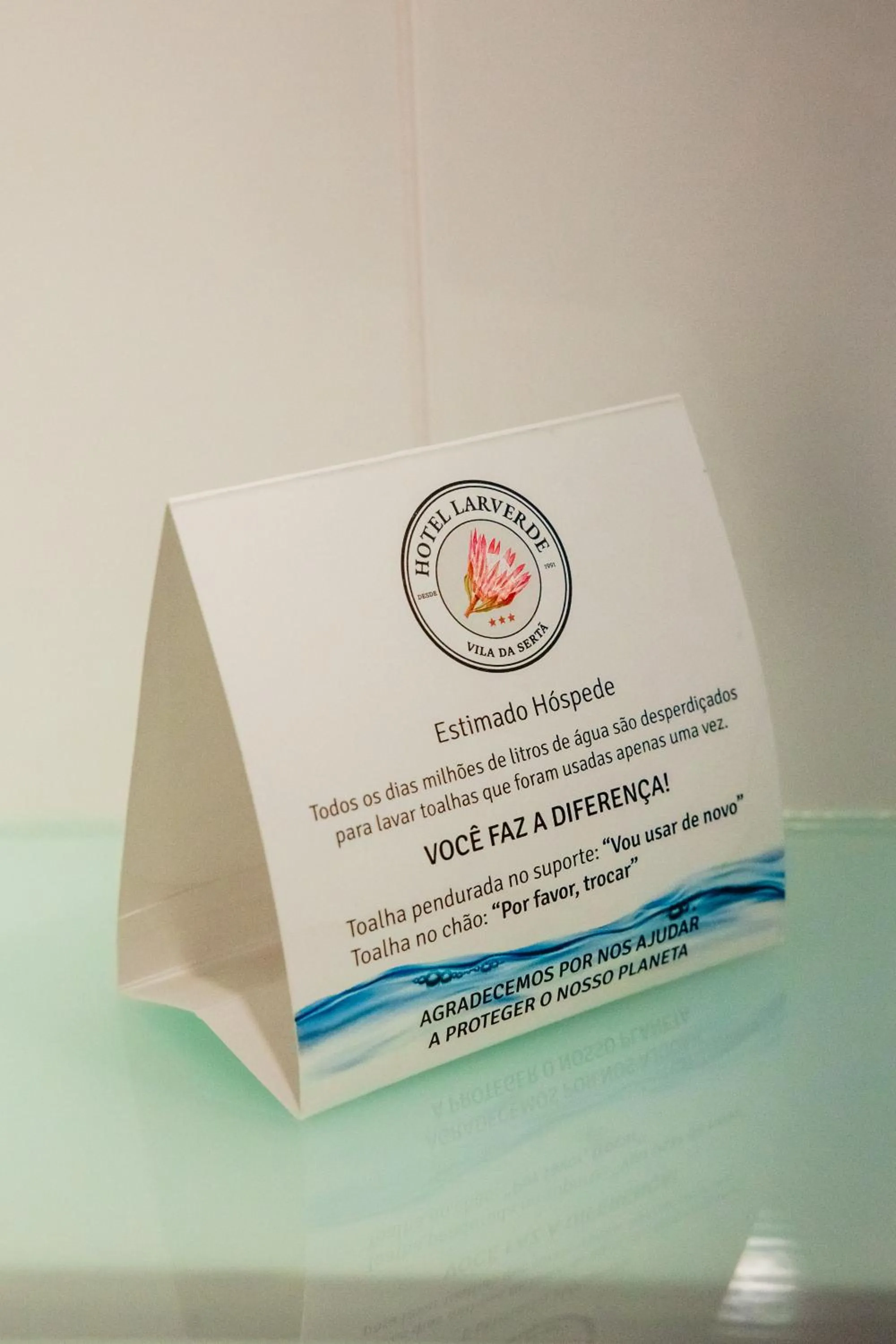 Text overlay in Hotel Larverde