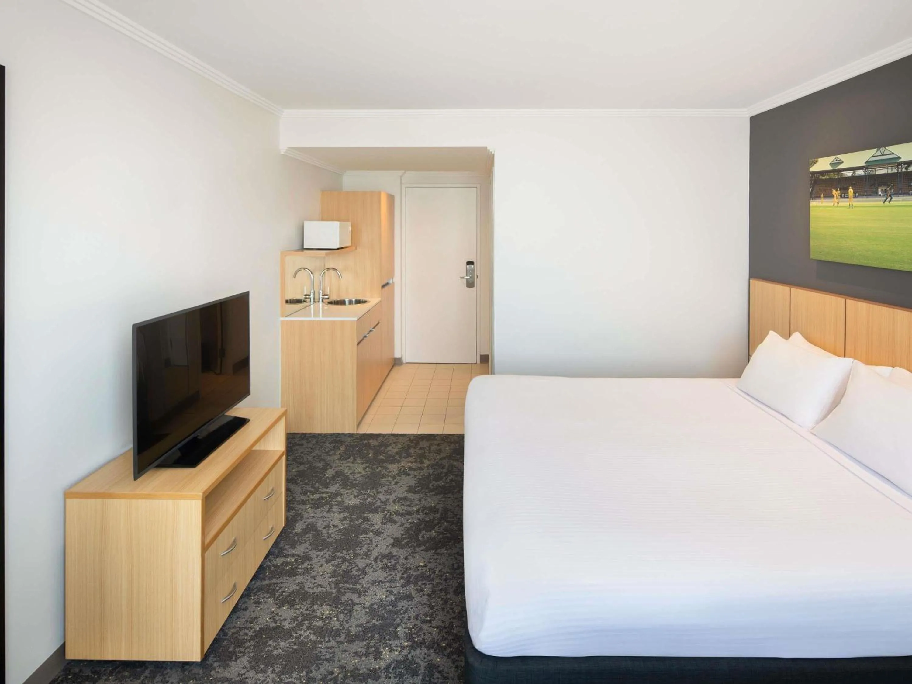 Bedroom, Bed in Mercure Sydney Bankstown