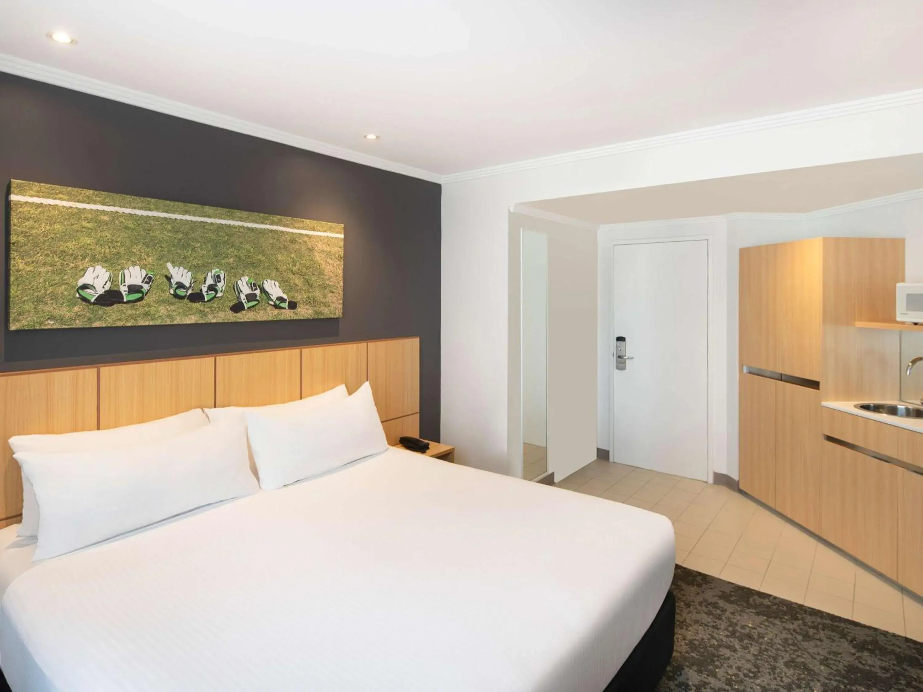 Standard King Room in Mercure Sydney Bankstown Standard King Room in Mercure Sydney Bankstown