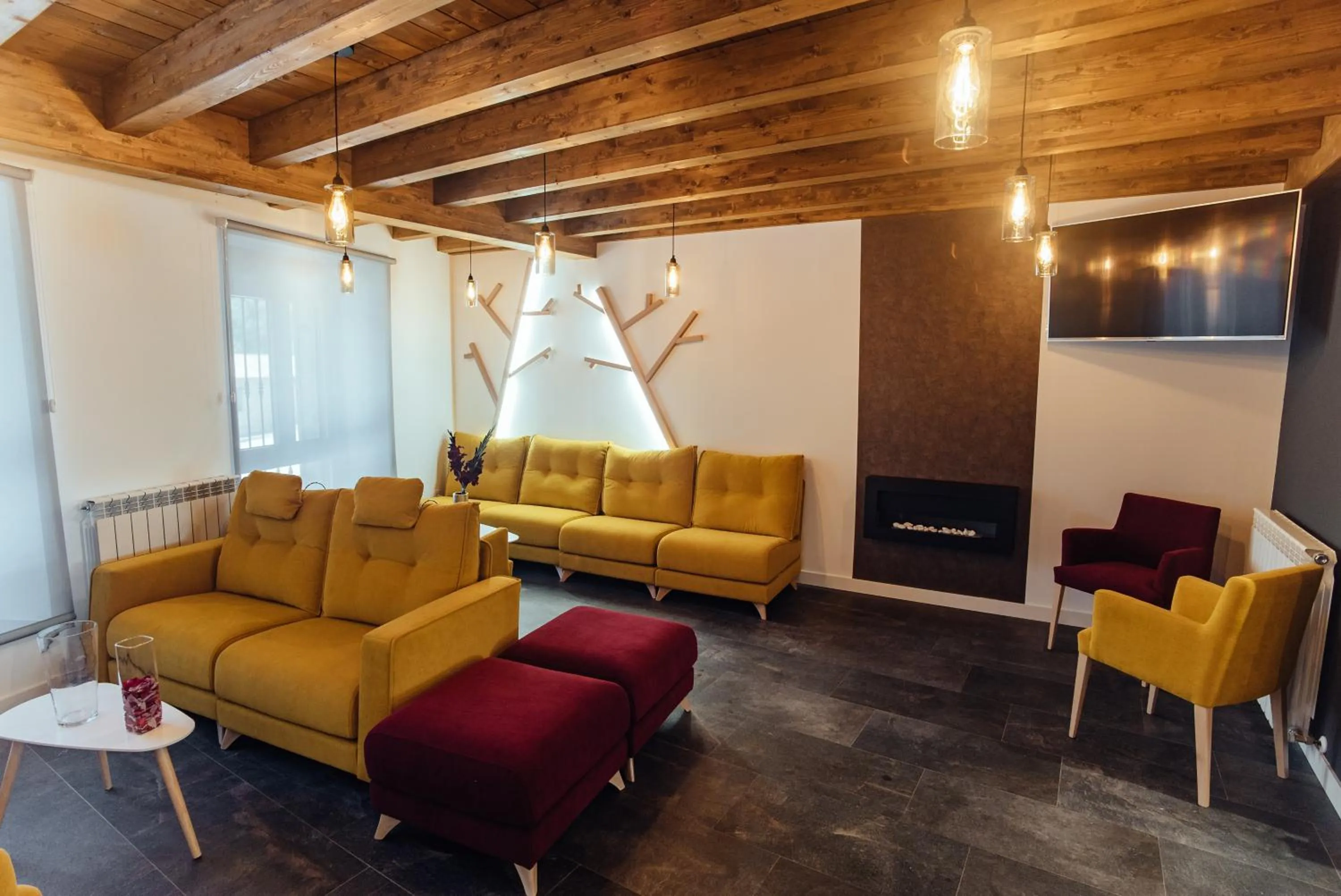 Communal lounge/ TV room in Hotel Rural Pinares de Soria
