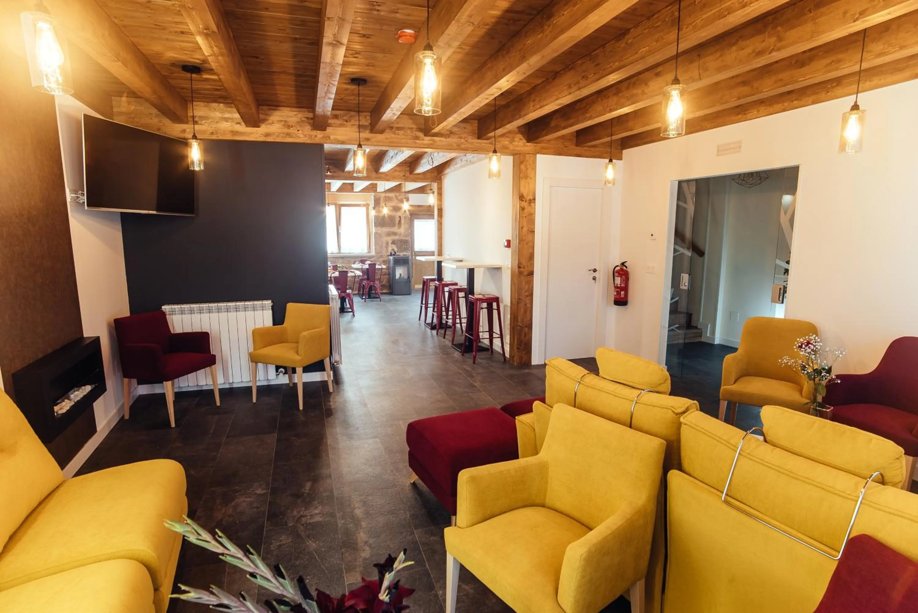 Communal lounge/ TV room in Hotel Rural Pinares de Soria