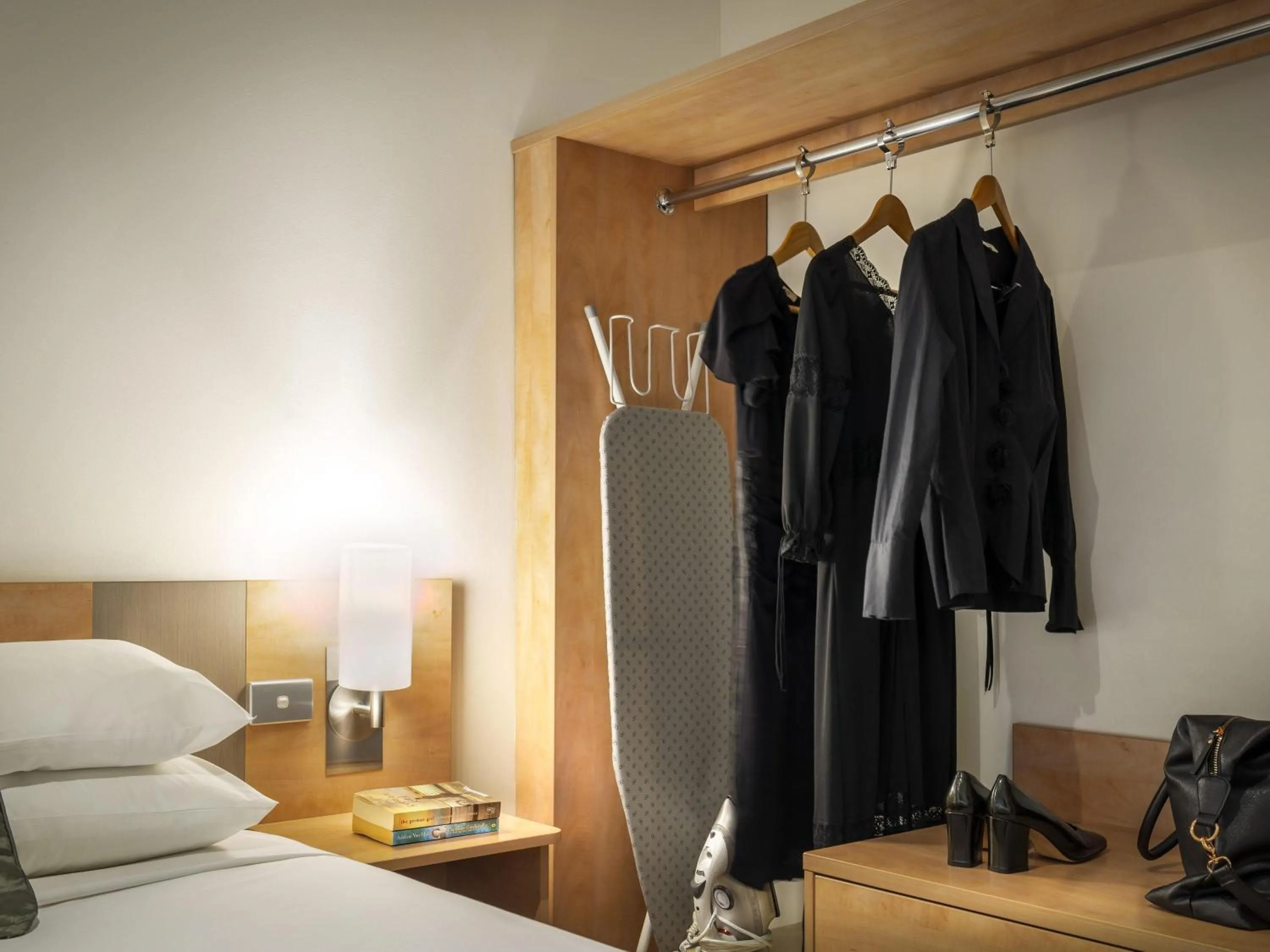 Bedroom, Bed in ibis Melbourne Hotel and Apartments