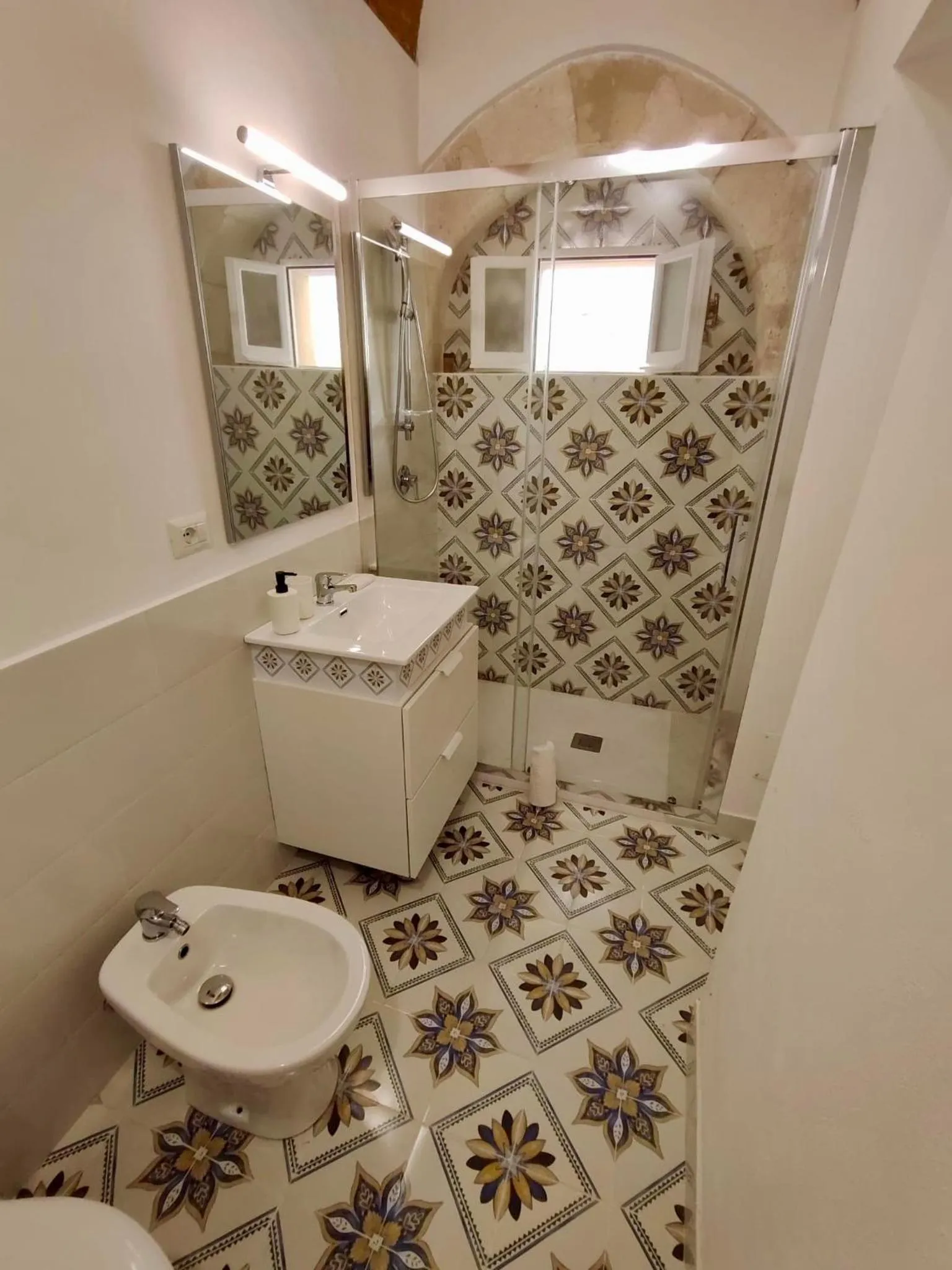 Shower in La Via della Giudecca