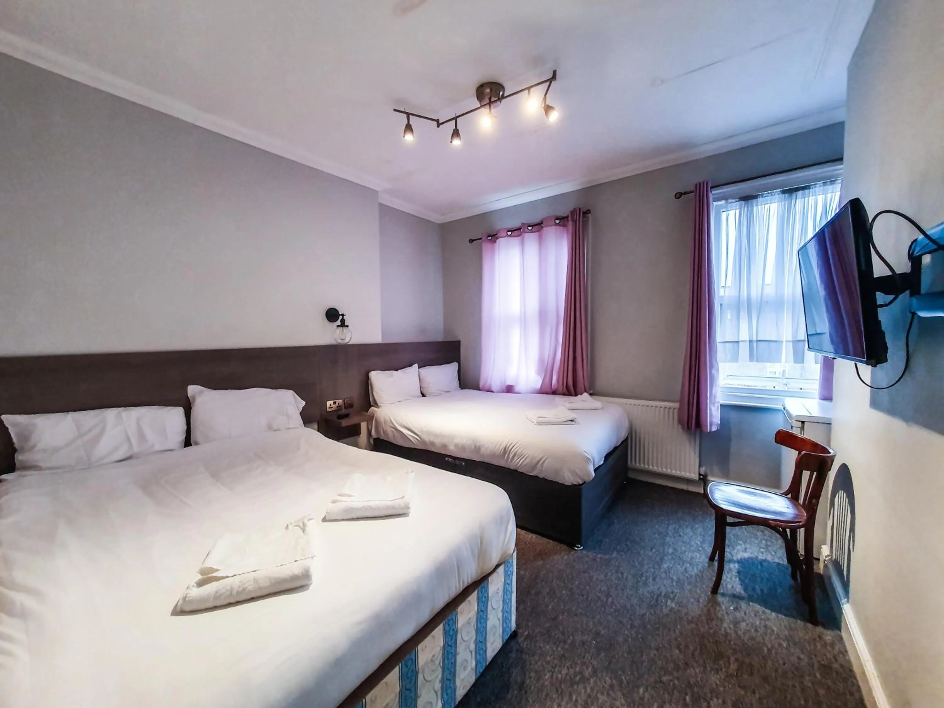 Bedroom, Bed in Plaza Hotel