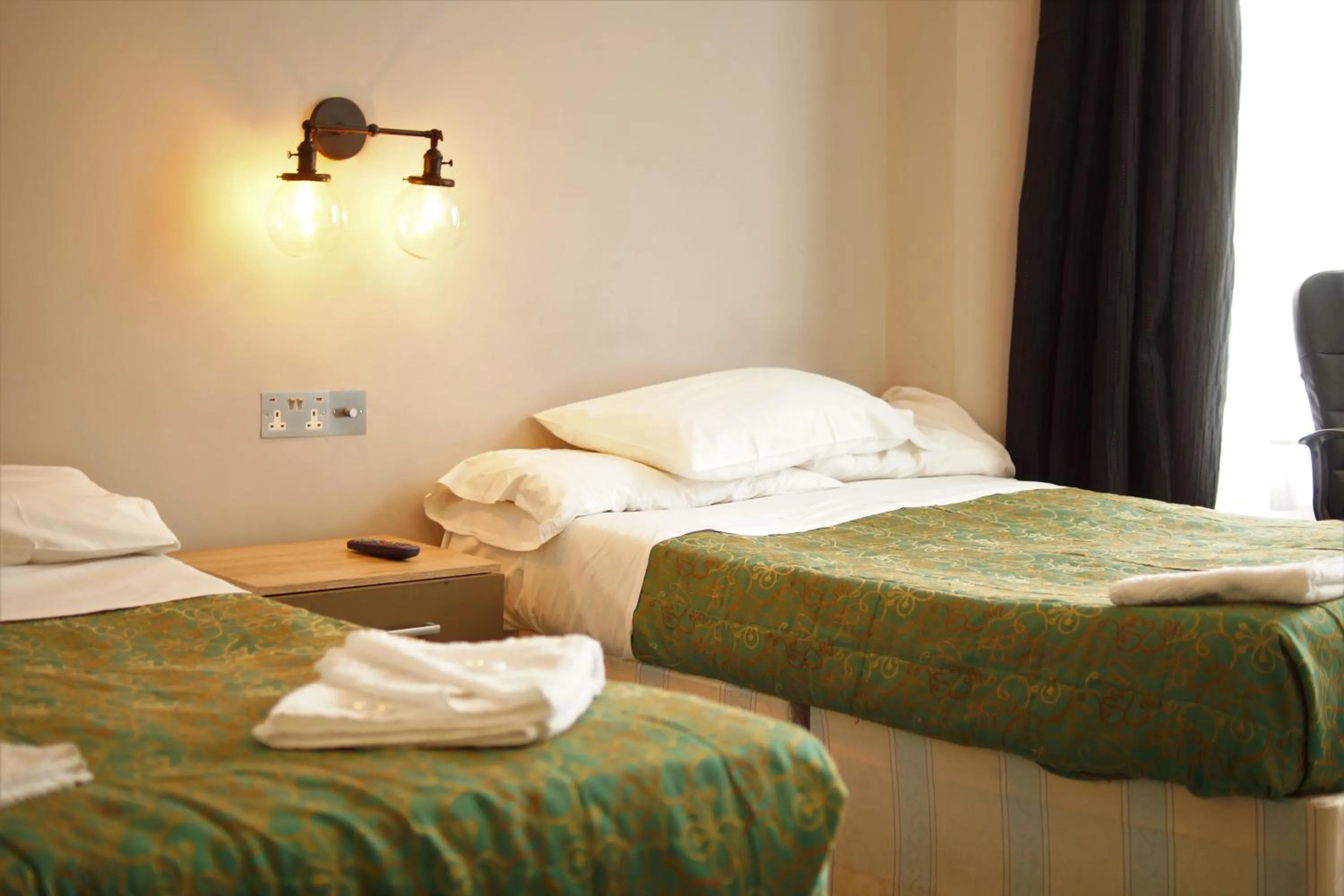 Bedroom, Bed in Plaza Hotel