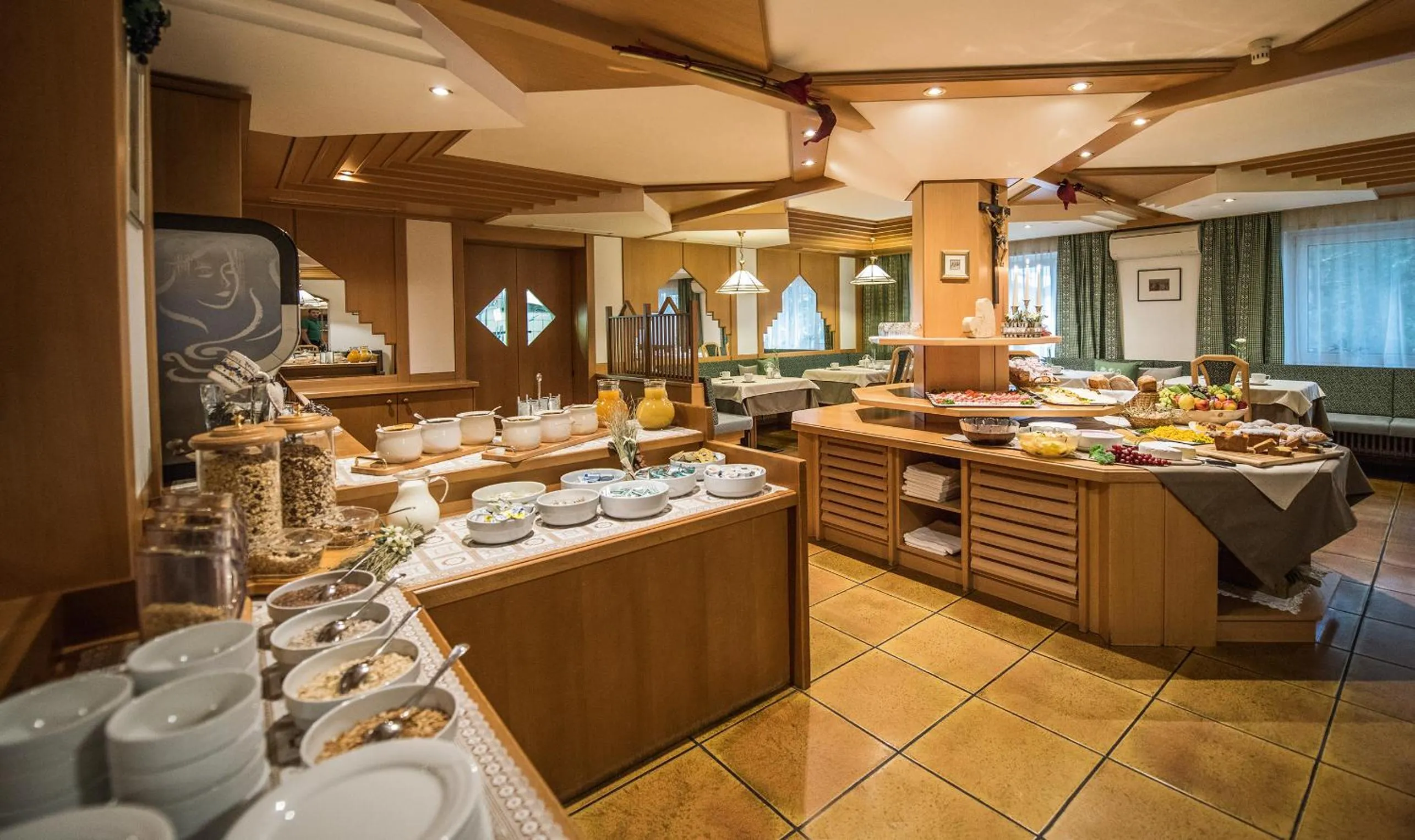 Restaurant/places to eat in Vitaurina Royal Hotel