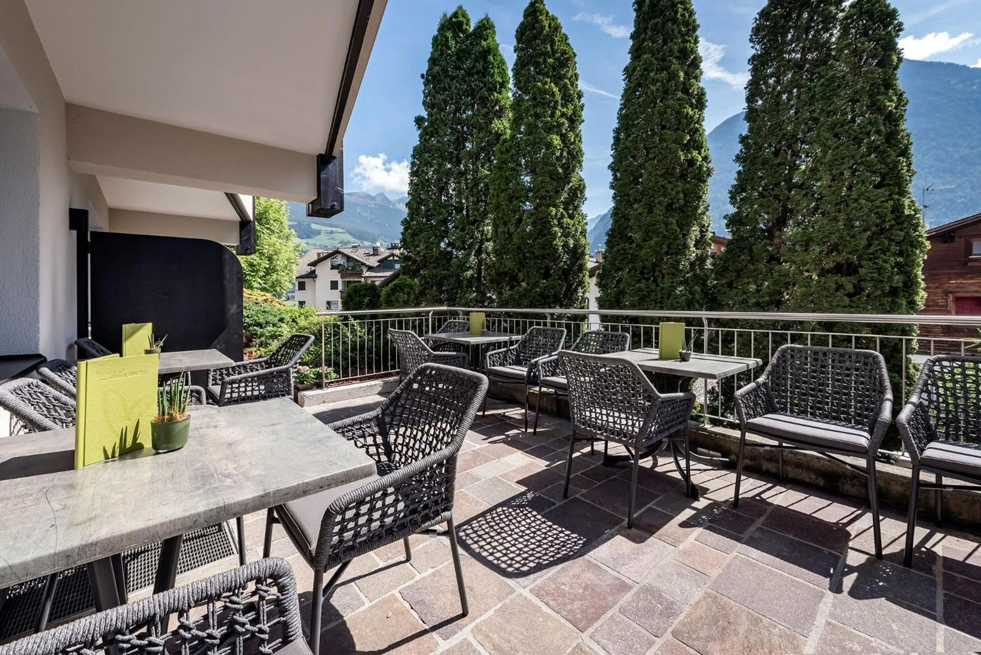 Restaurant/places to eat in Vitaurina Royal Hotel