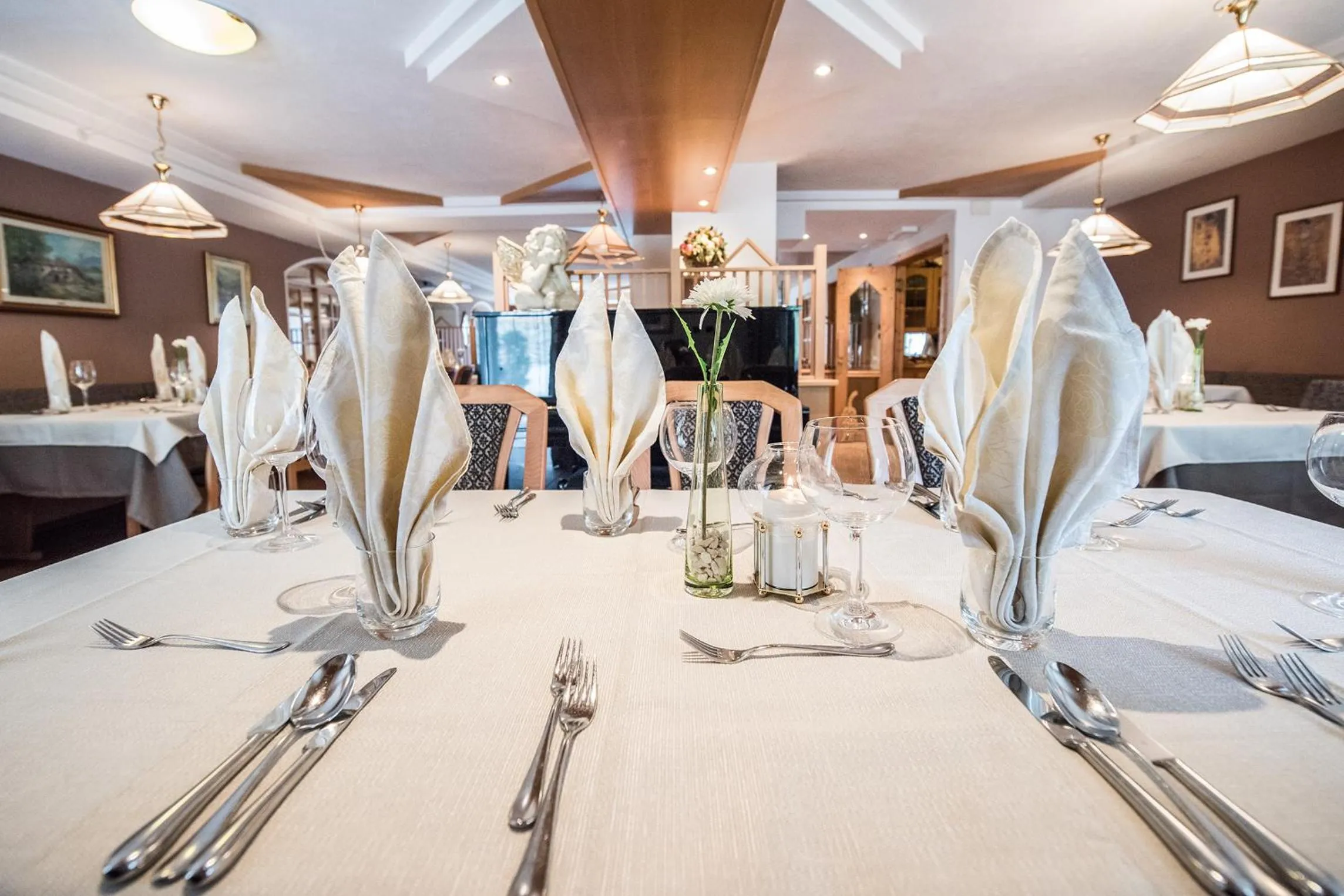 Restaurant/places to eat, Bed in Vitaurina Royal Hotel