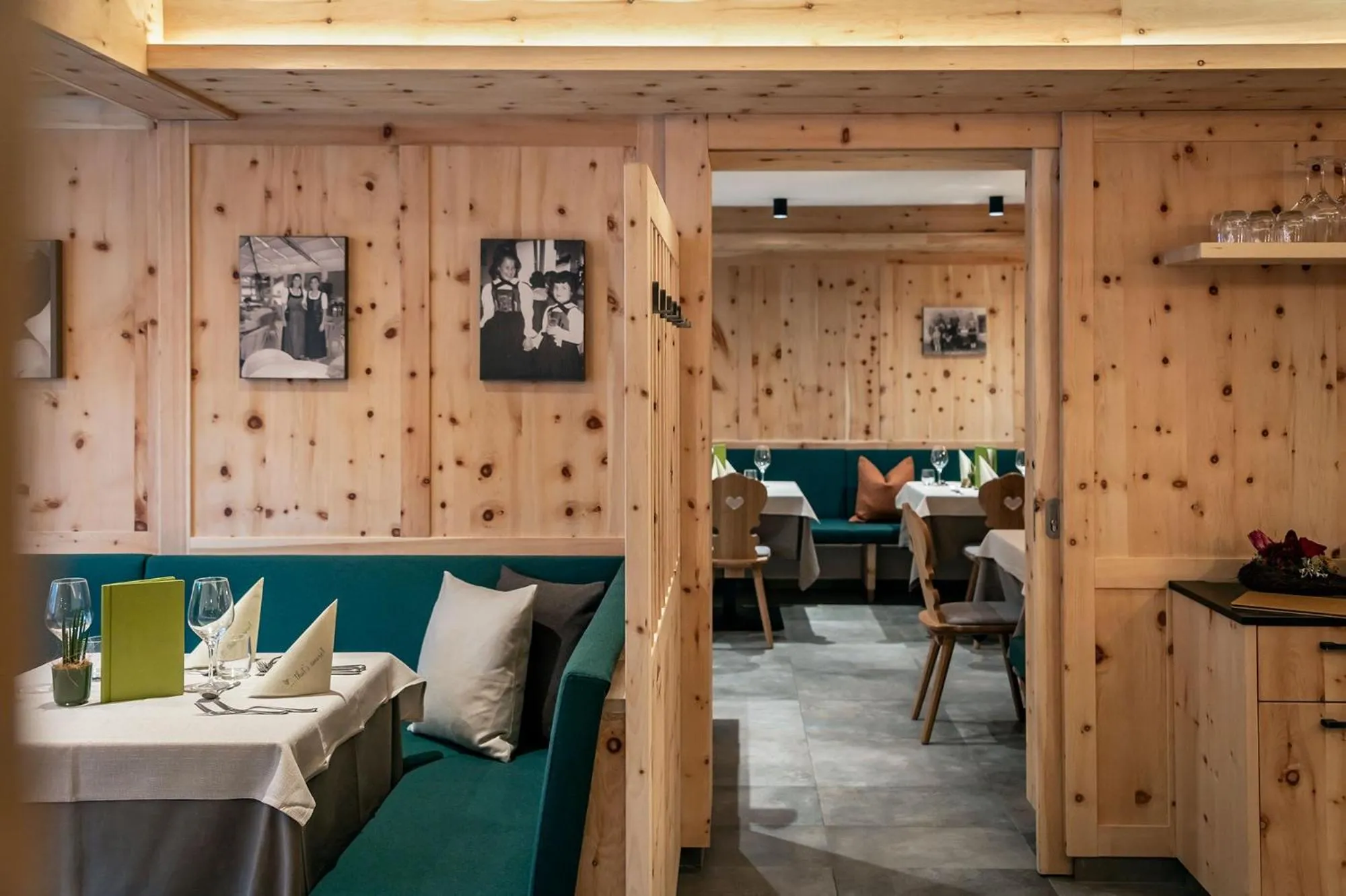 Restaurant/places to eat in Vitaurina Royal Hotel