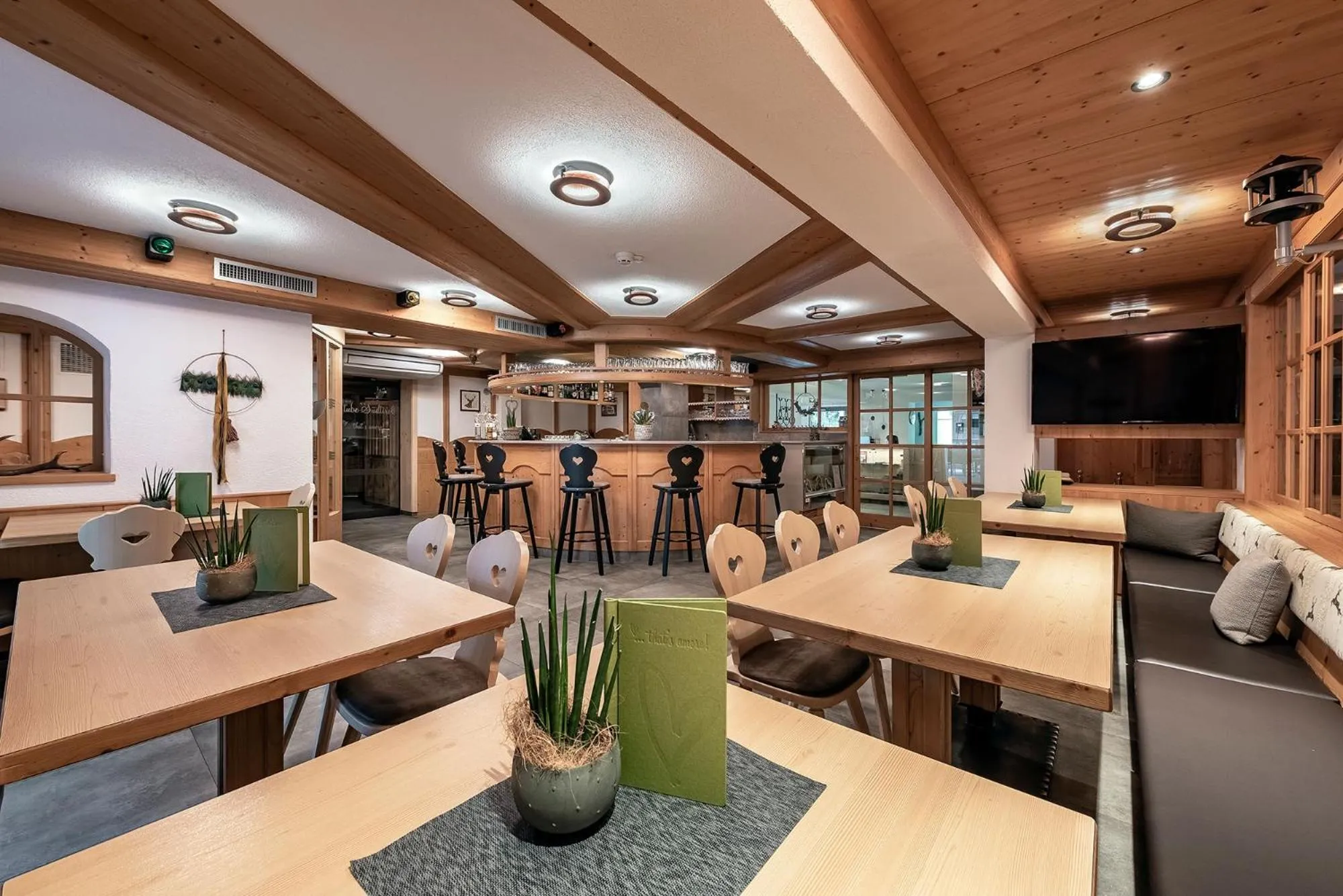 Restaurant/places to eat in Vitaurina Royal Hotel