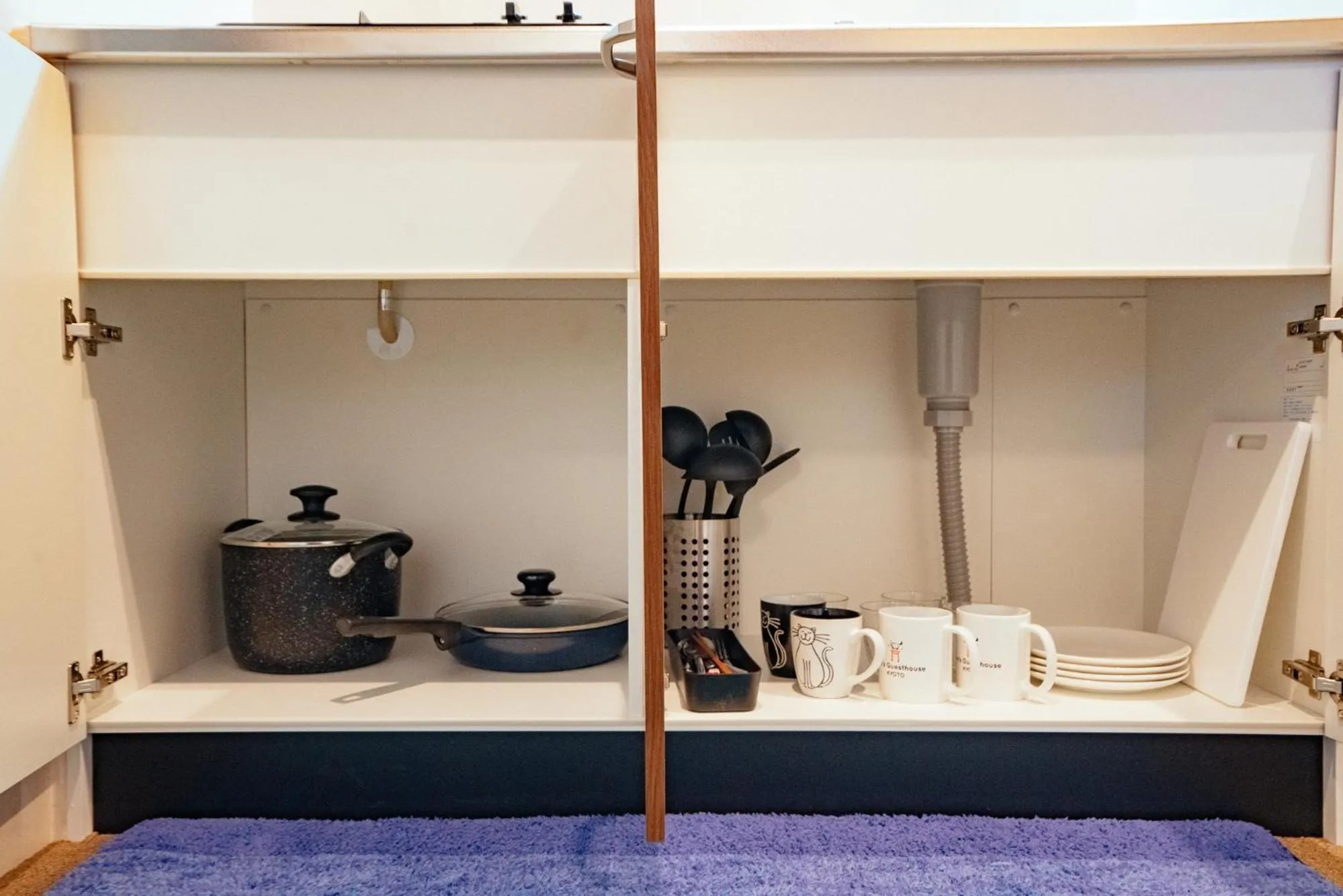 Kitchen or kitchenette in Ben's Guesthouse Kyoto