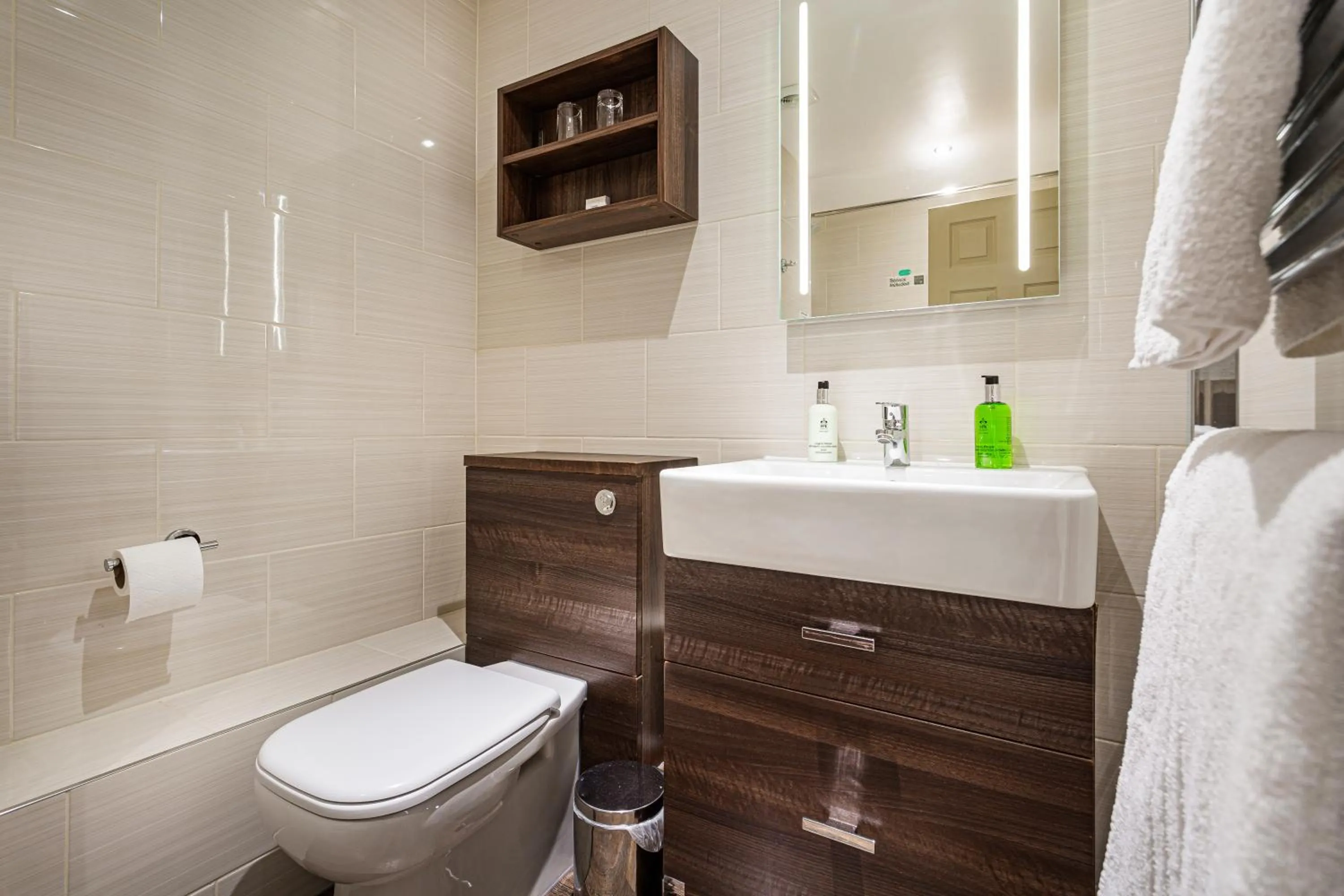 Bathroom in The Royal Oak Hotel, Welshpool - The Coaching Inn Group