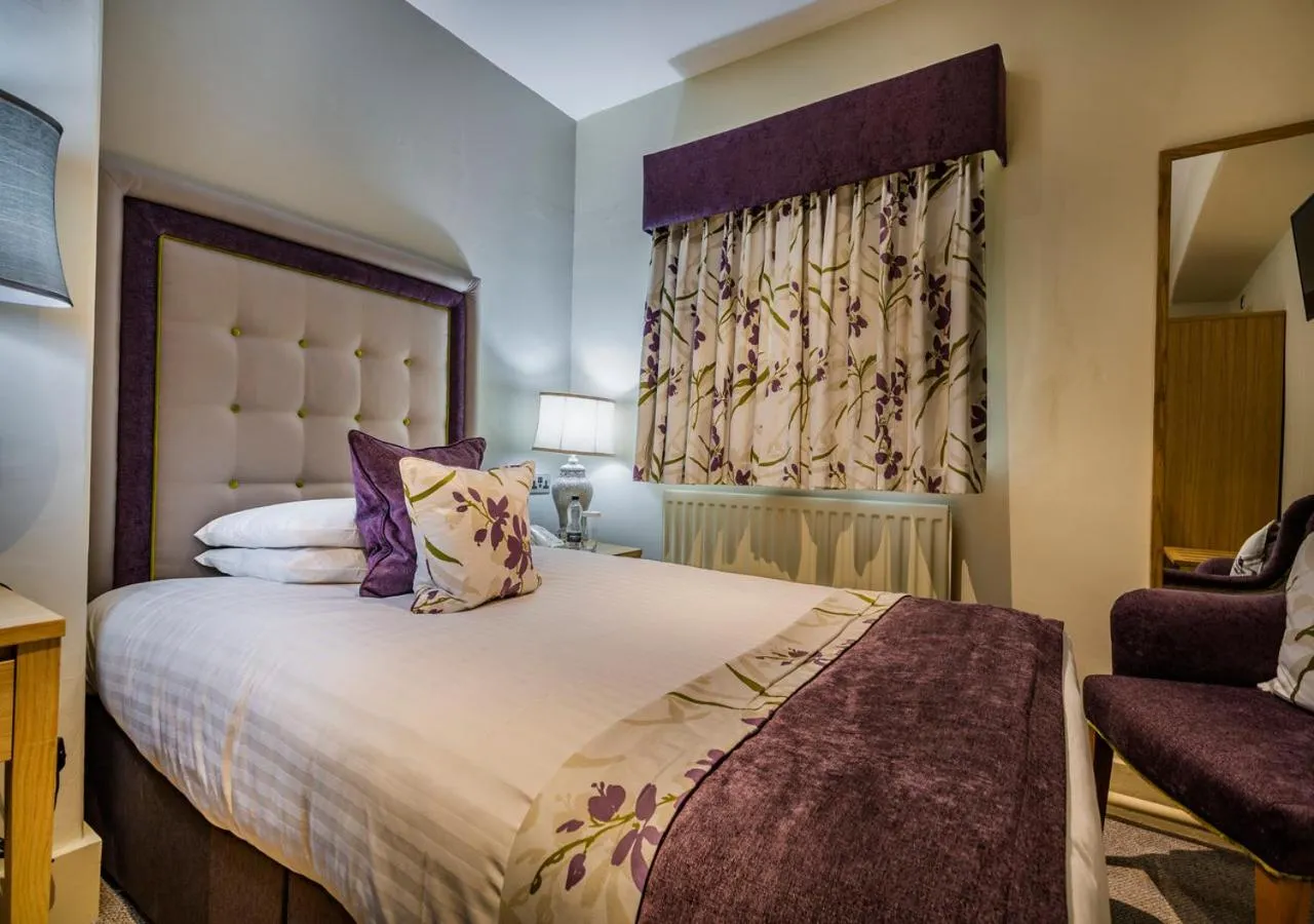 Bedroom, Bed in The Royal Oak Hotel, Welshpool - The Coaching Inn Group