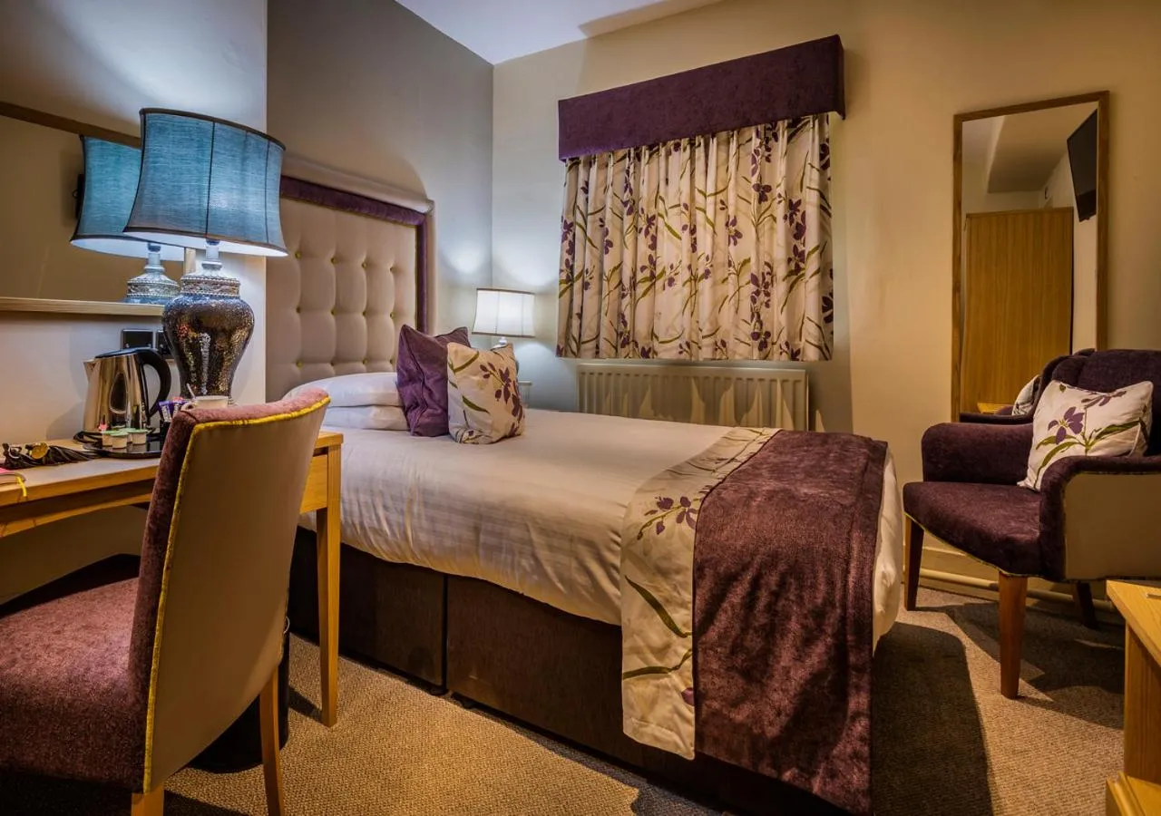 Bedroom, Bed in The Royal Oak Hotel, Welshpool - The Coaching Inn Group