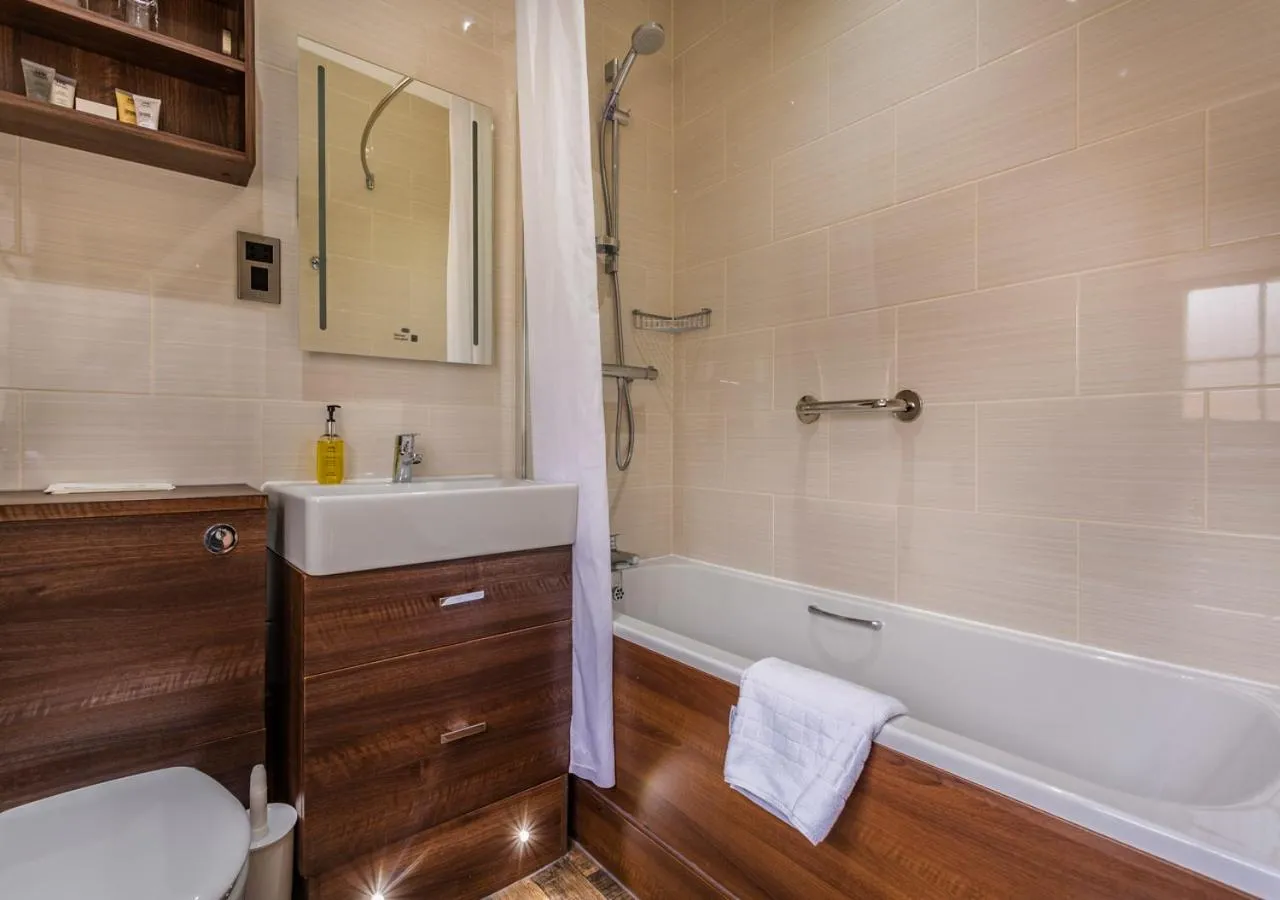 Bathroom in The Royal Oak Hotel, Welshpool - The Coaching Inn Group