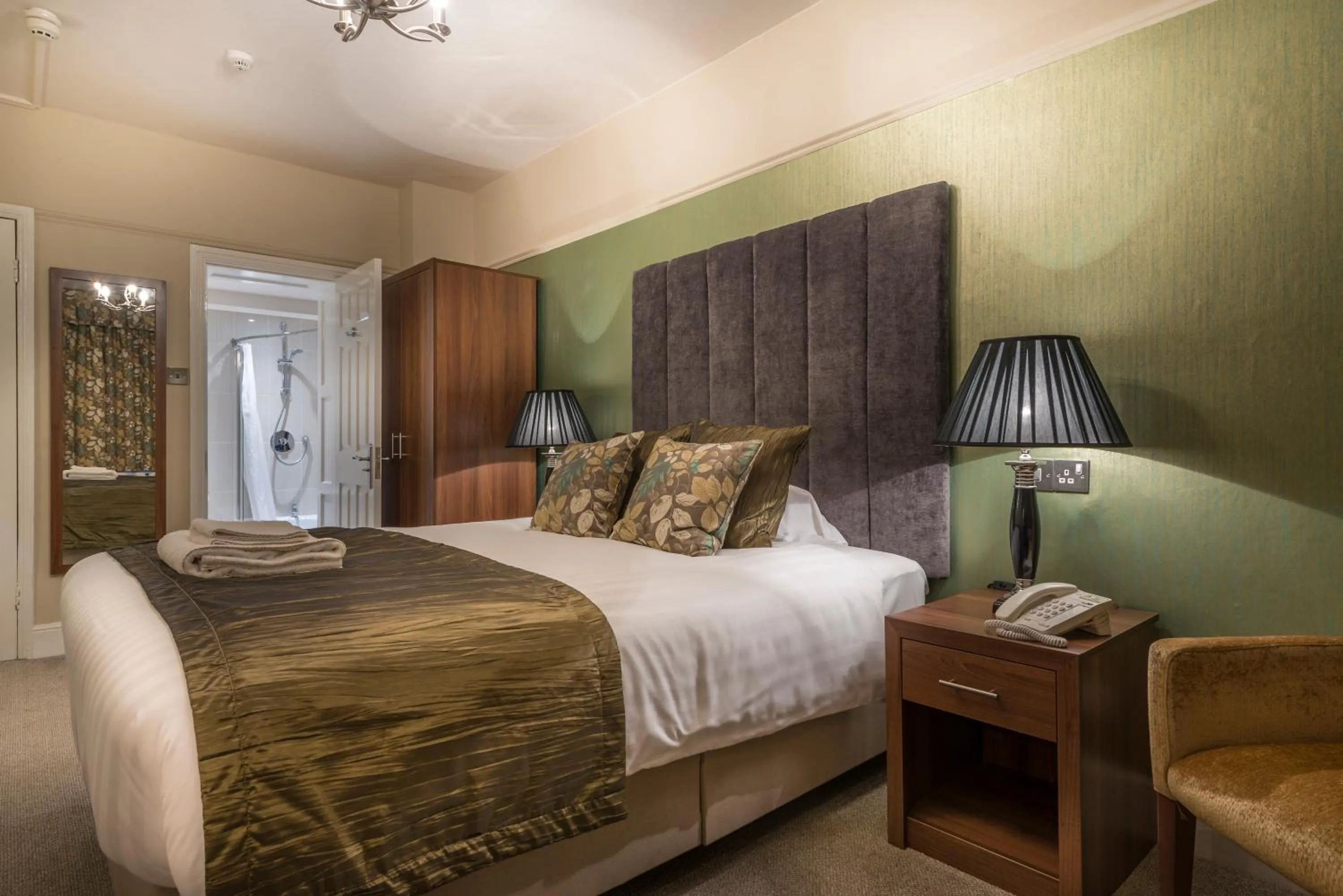 Bedroom, Bed in The Royal Oak Hotel, Welshpool - The Coaching Inn Group