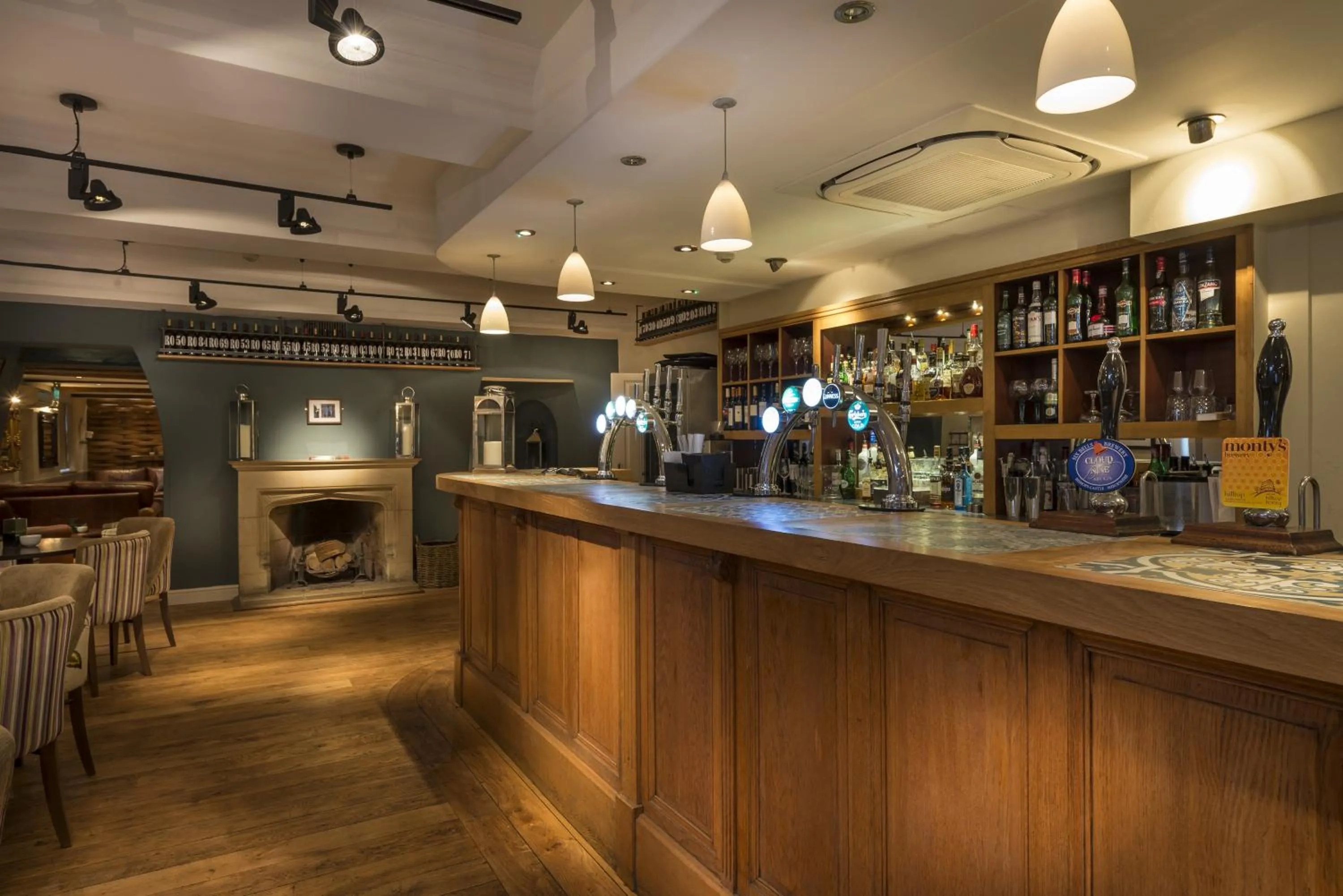 Lounge or bar in The Royal Oak Hotel, Welshpool - The Coaching Inn Group