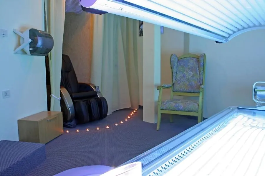 Solarium, Bed in Hotel Engel