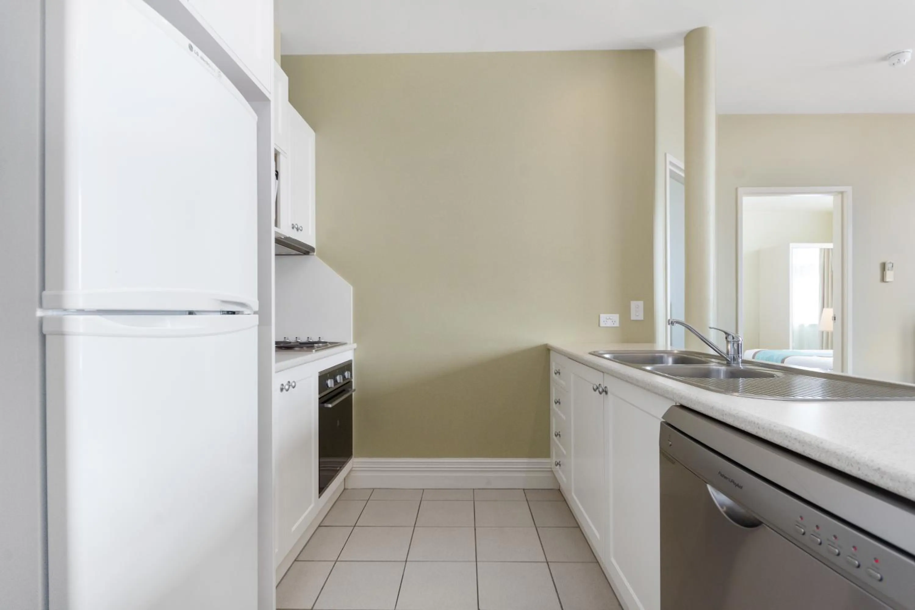 Kitchen or kitchenette in Launceston Central Apartment Hotel Official