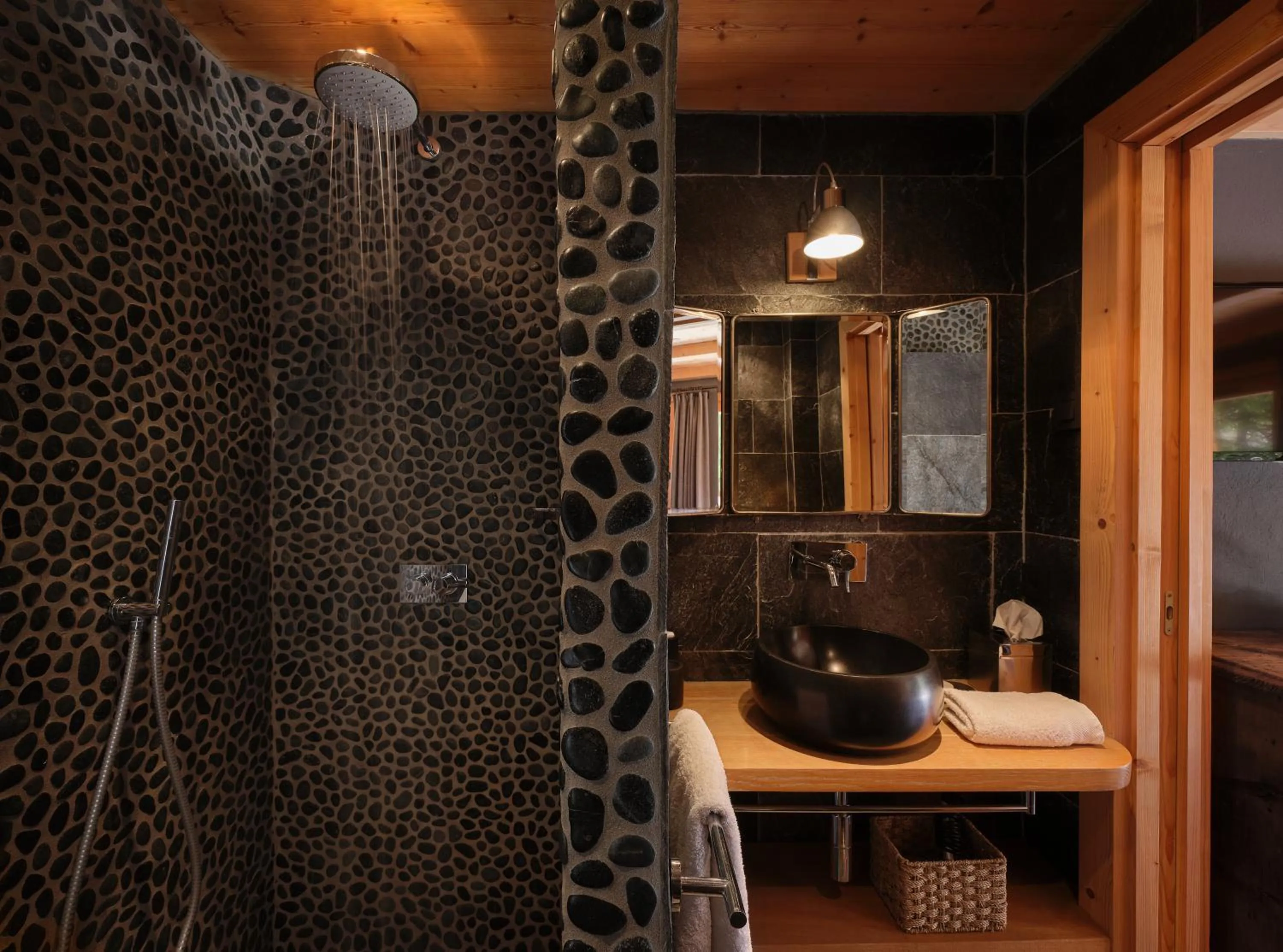 Shower in Les Rives d'Argentière