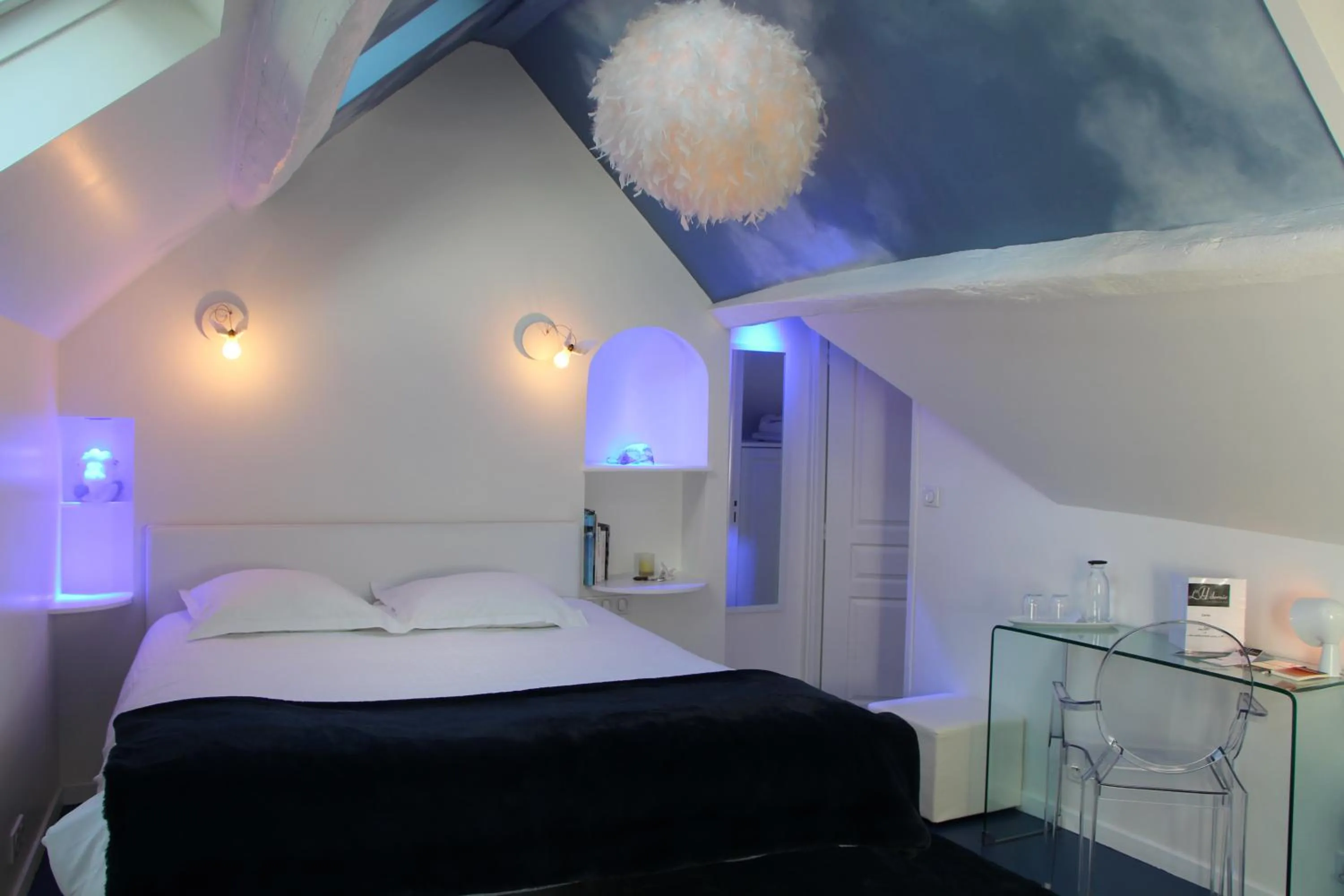 Photo of the whole room, Bed in L'Hibernie