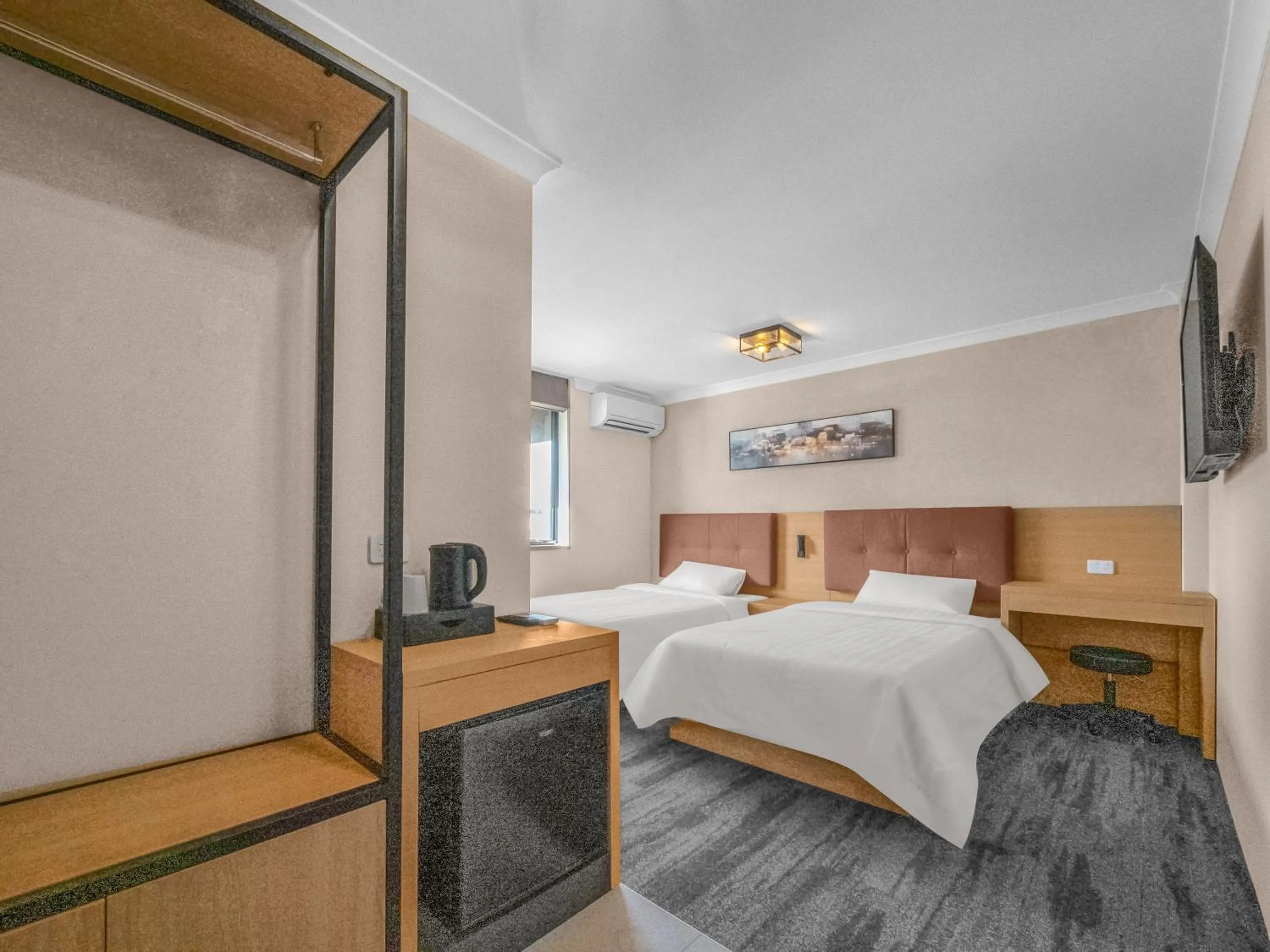 Bedroom, Bed in Spring Hill Inn