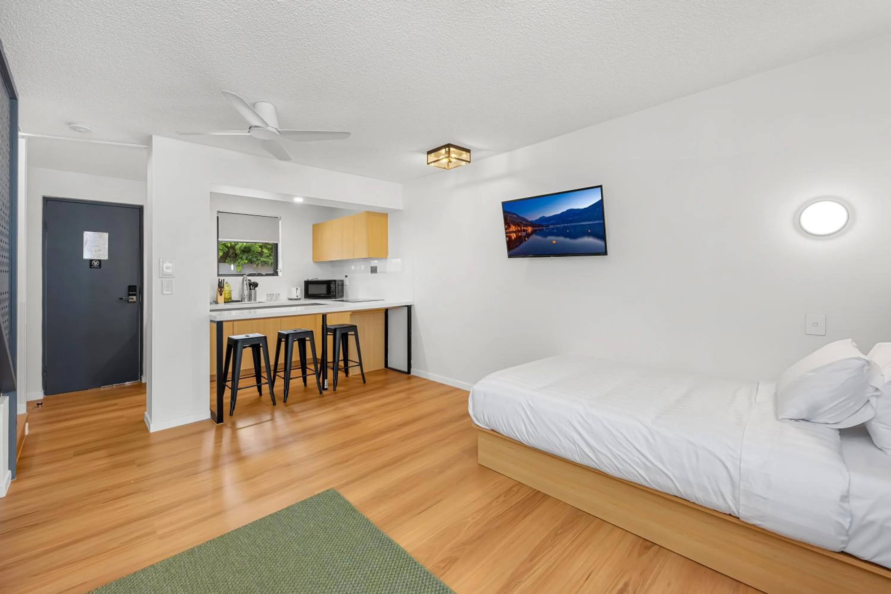 kitchen, Bed in Spring Hill Inn