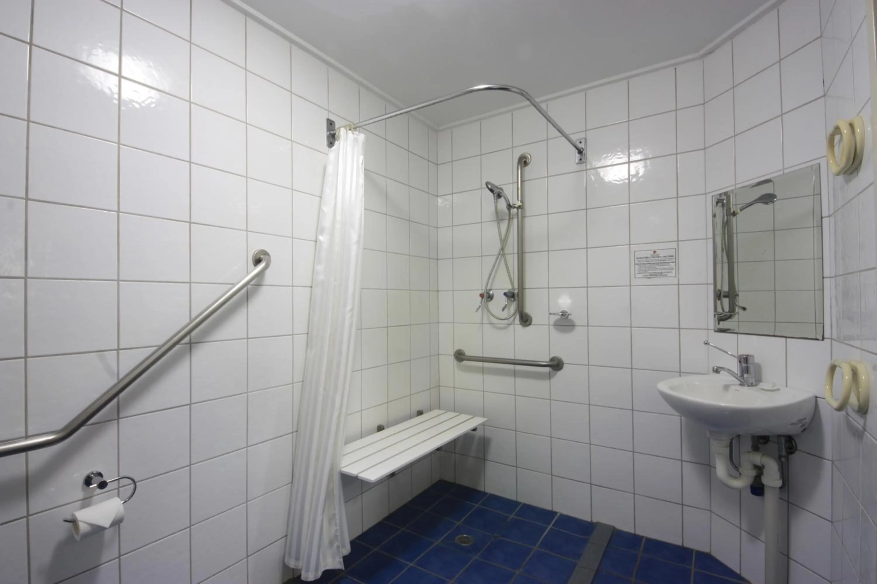 Bathroom in Coconut Grove Holiday Apartments