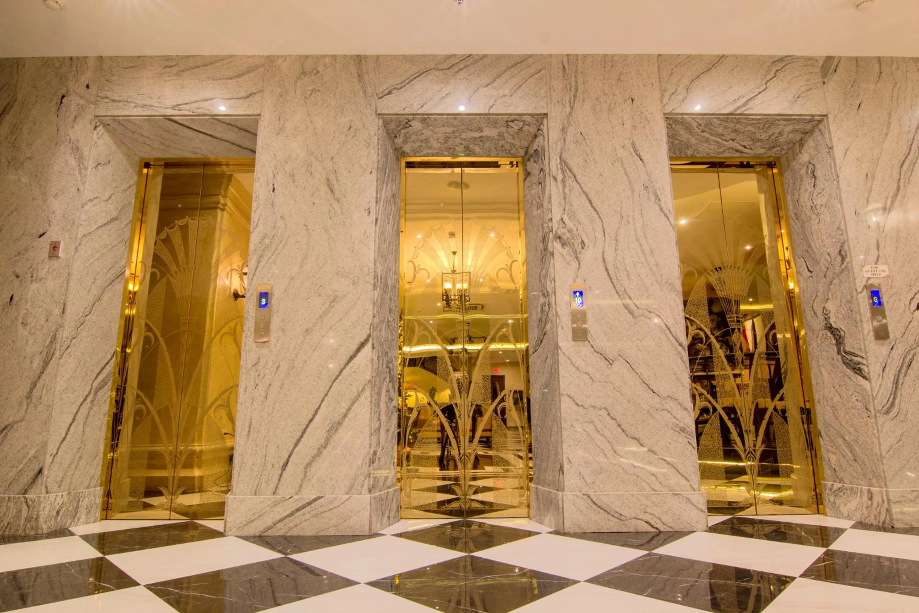 elevator in 1898 Hotel Colonia En Las Filipinas