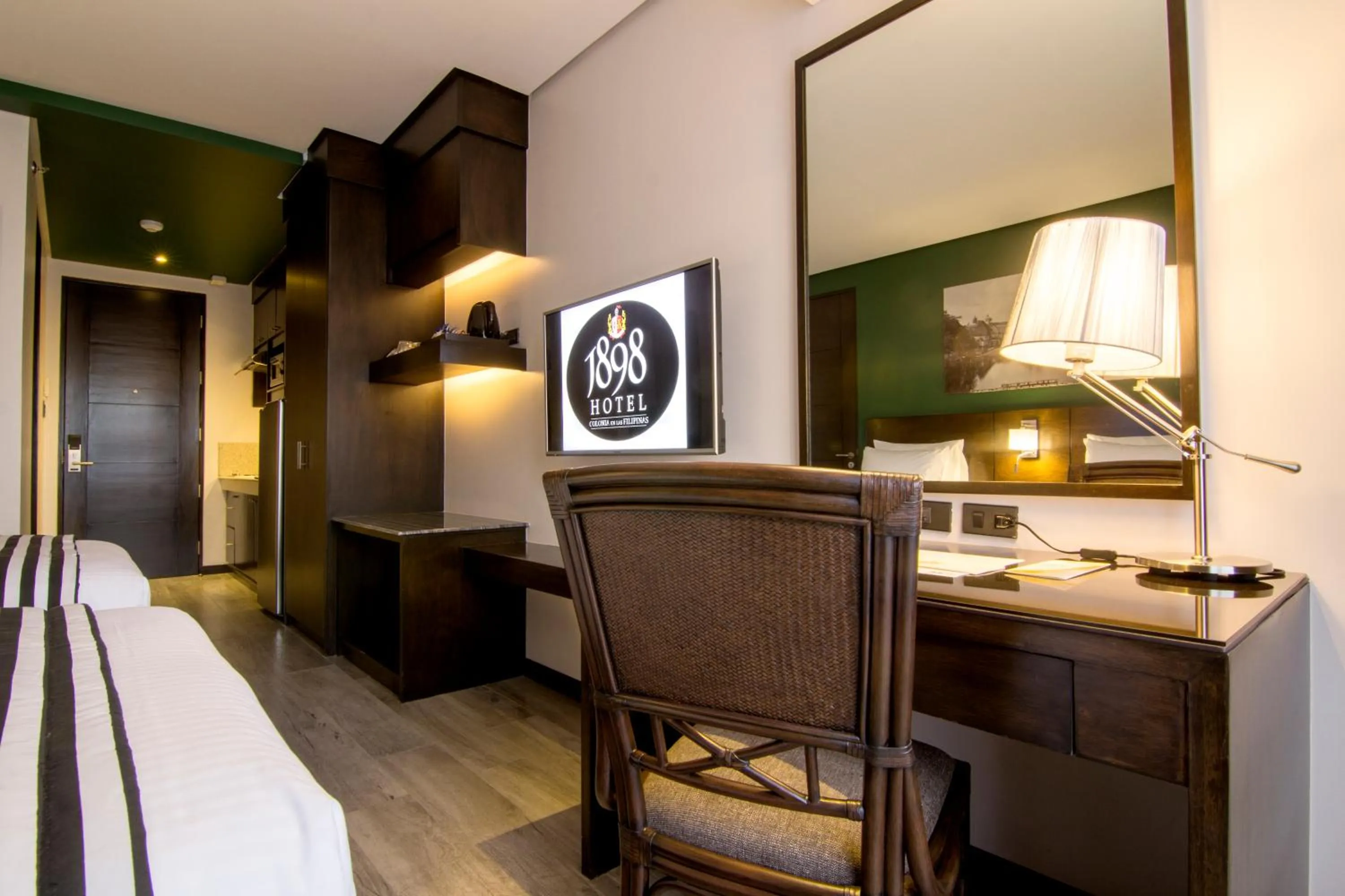 TV and multimedia, Bed in 1898 Hotel Colonia En Las Filipinas