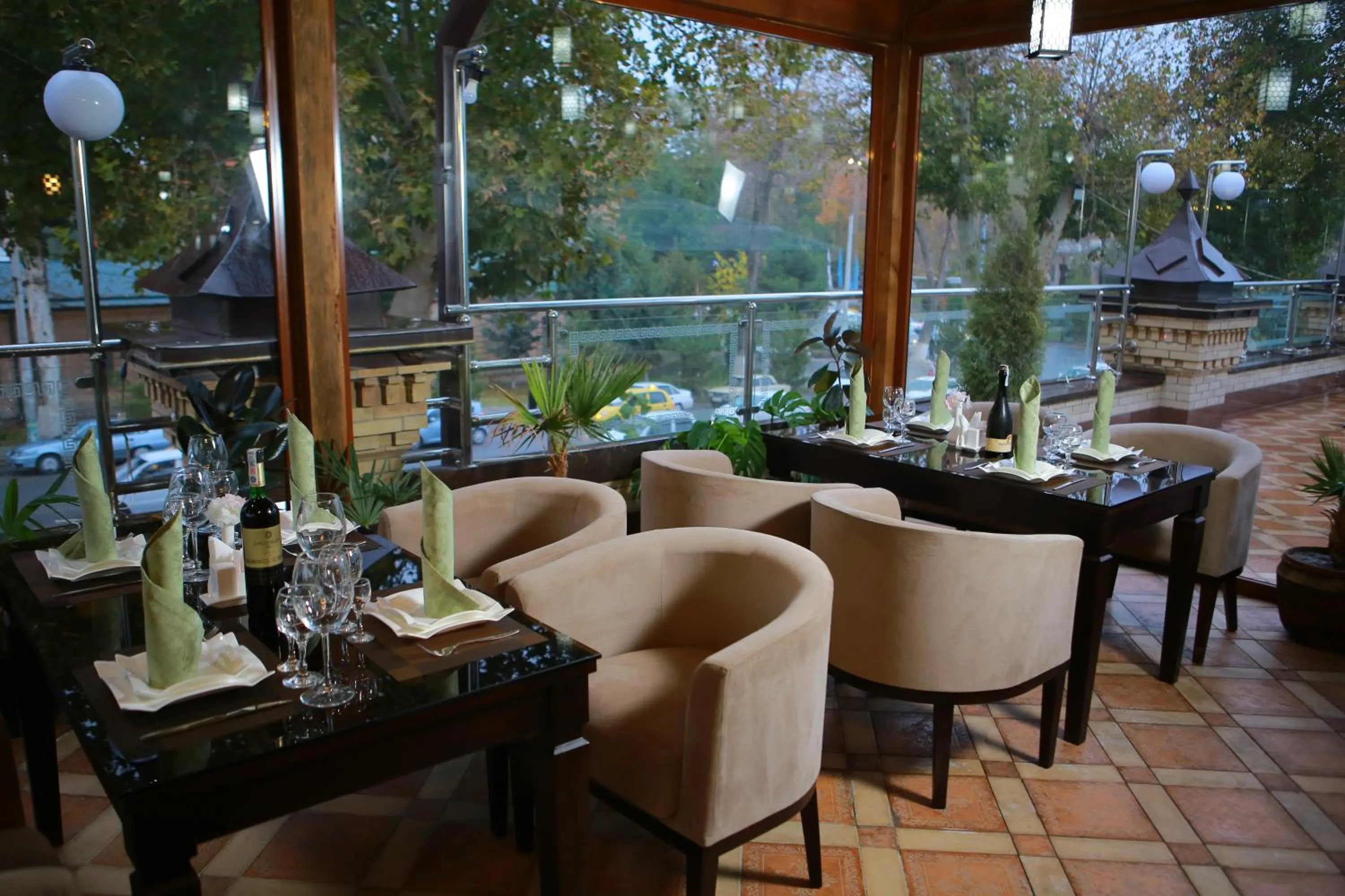 Restaurant/places to eat in Boulevard Palace Hotel