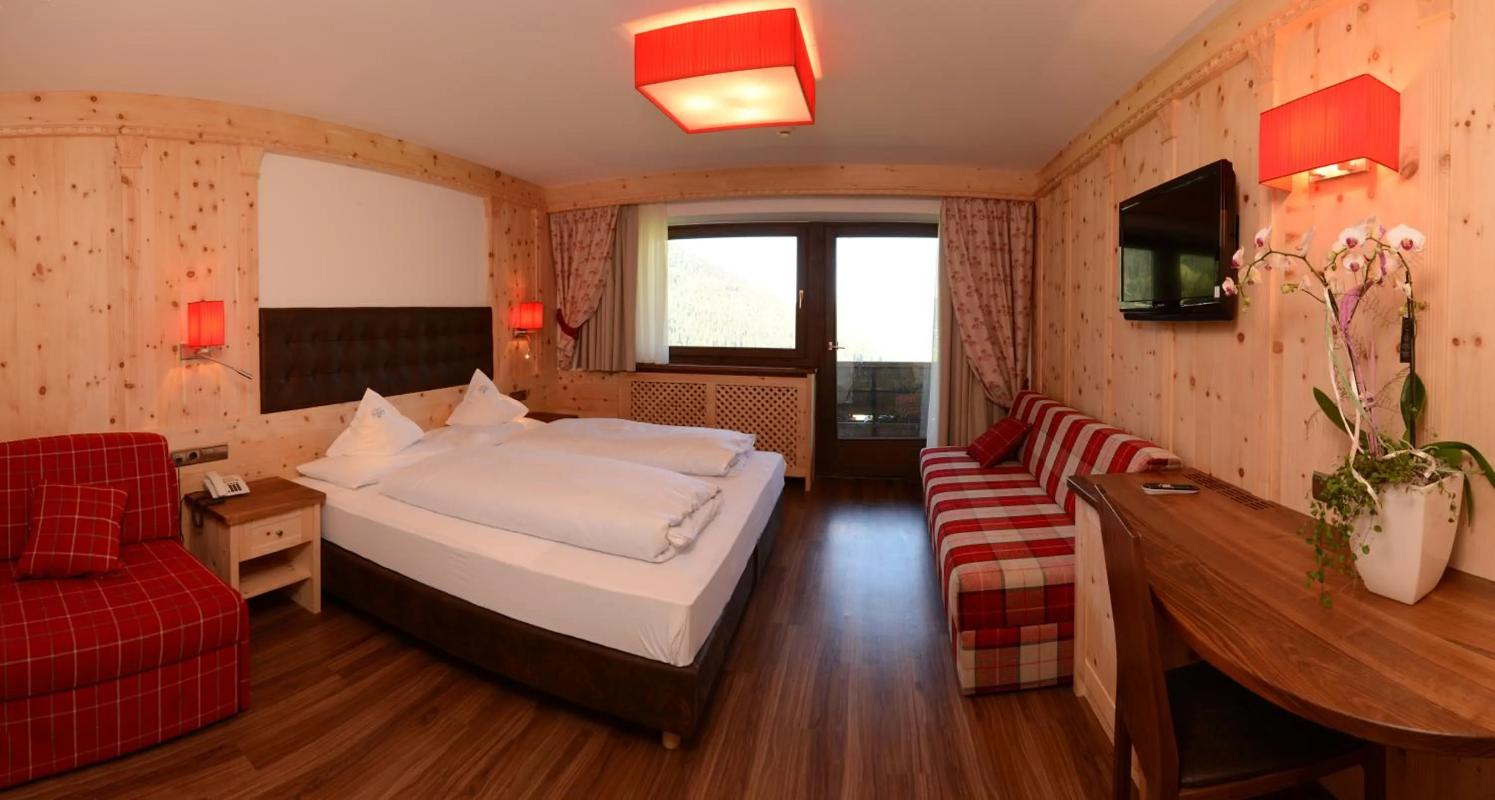 Photo of the whole room, Bed in Hotel Alaska