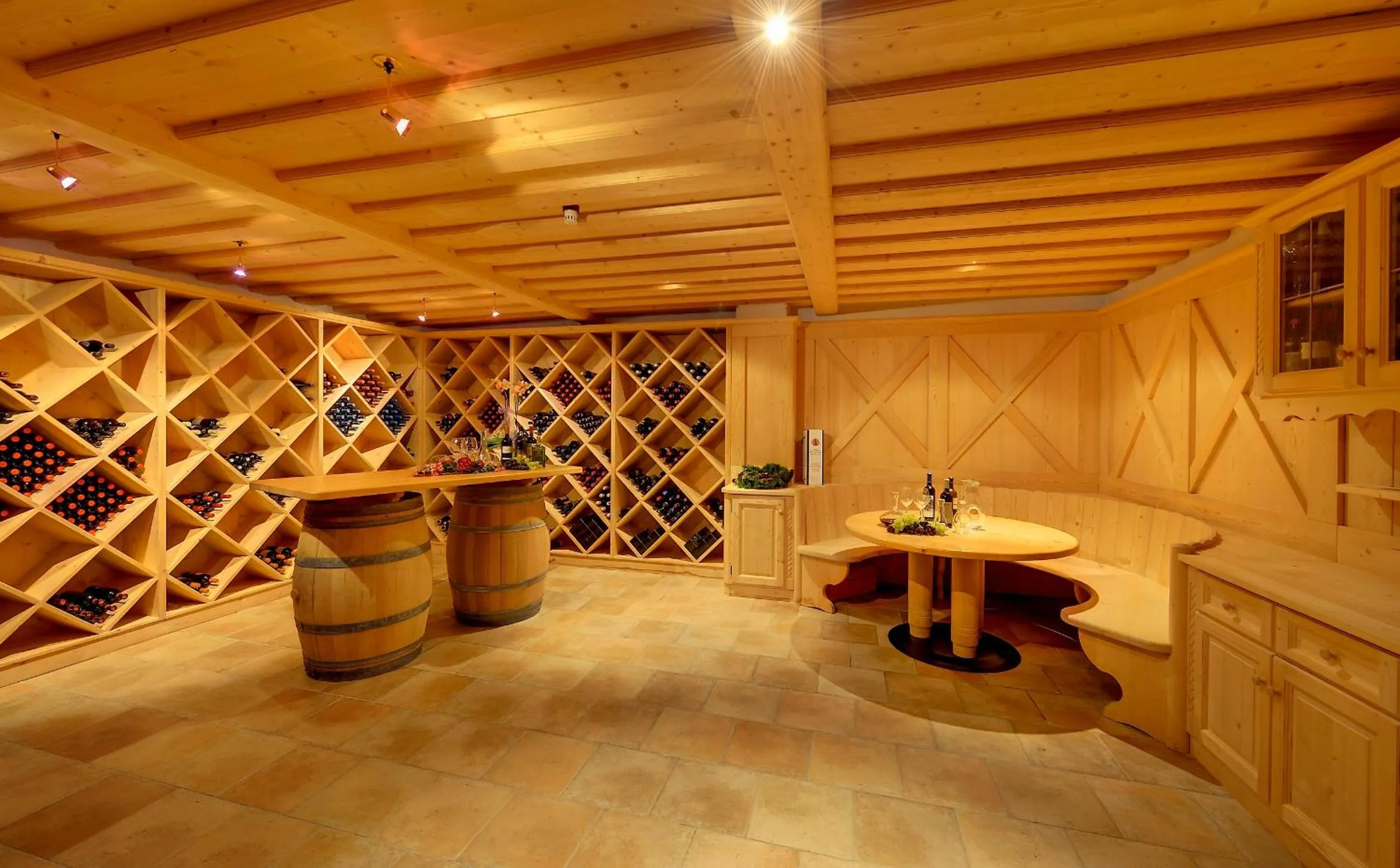 Restaurant/places to eat in Hotel Alaska