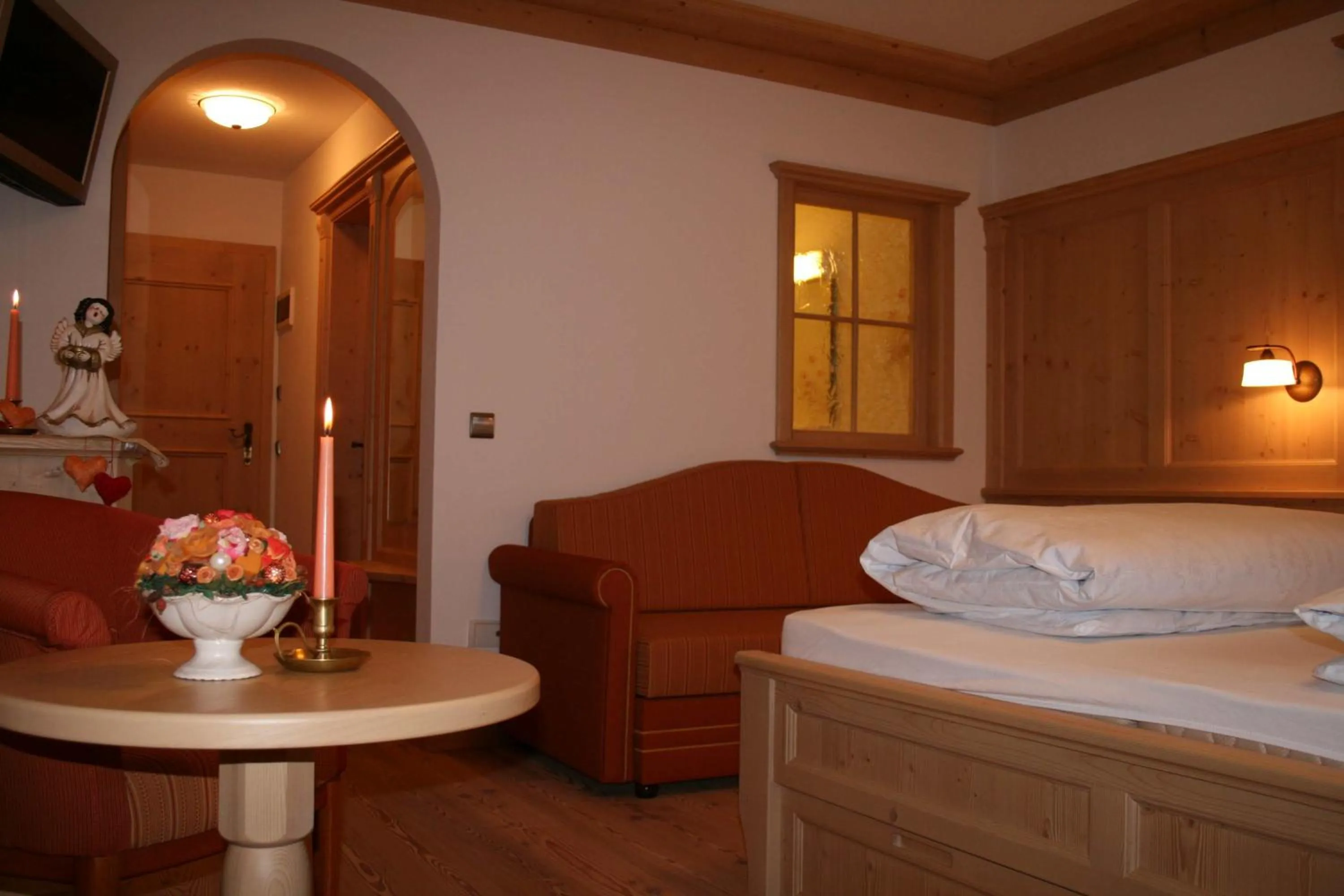 Photo of the whole room, Bed in Hotel Alaska