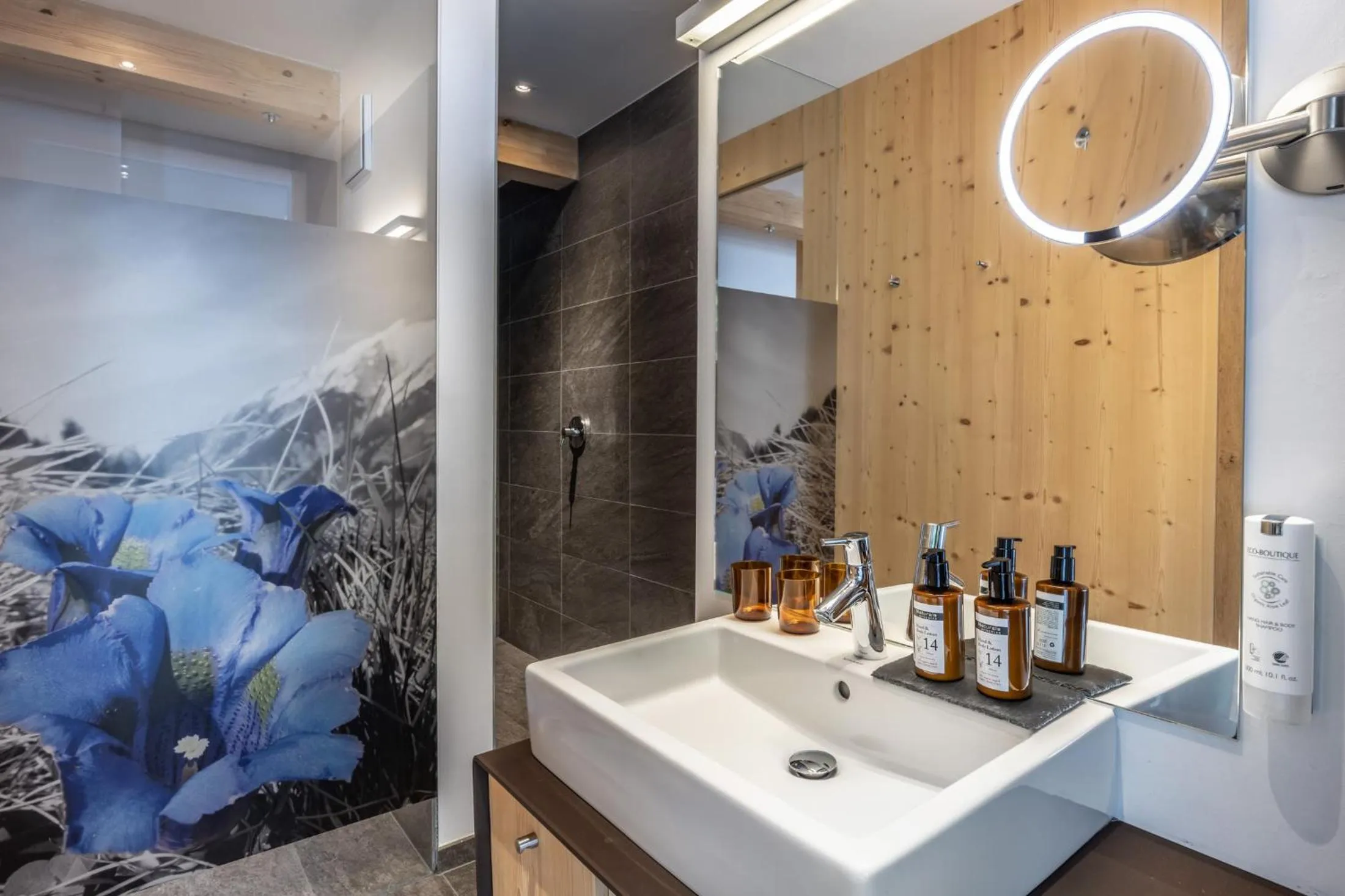 Bathroom in Maraias - Luxury Suites & Apartments