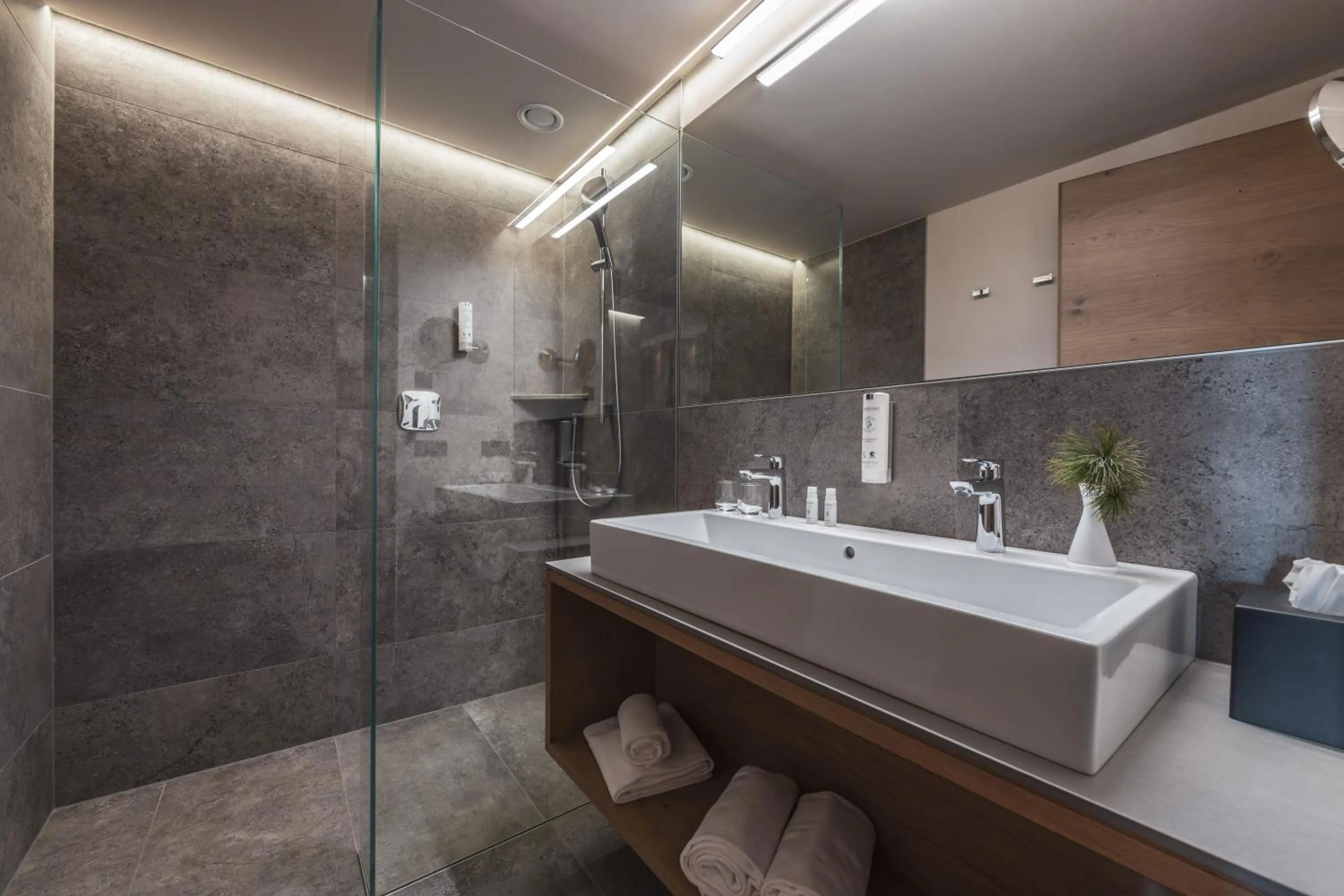 Bathroom in Maraias - Luxury Suites & Apartments