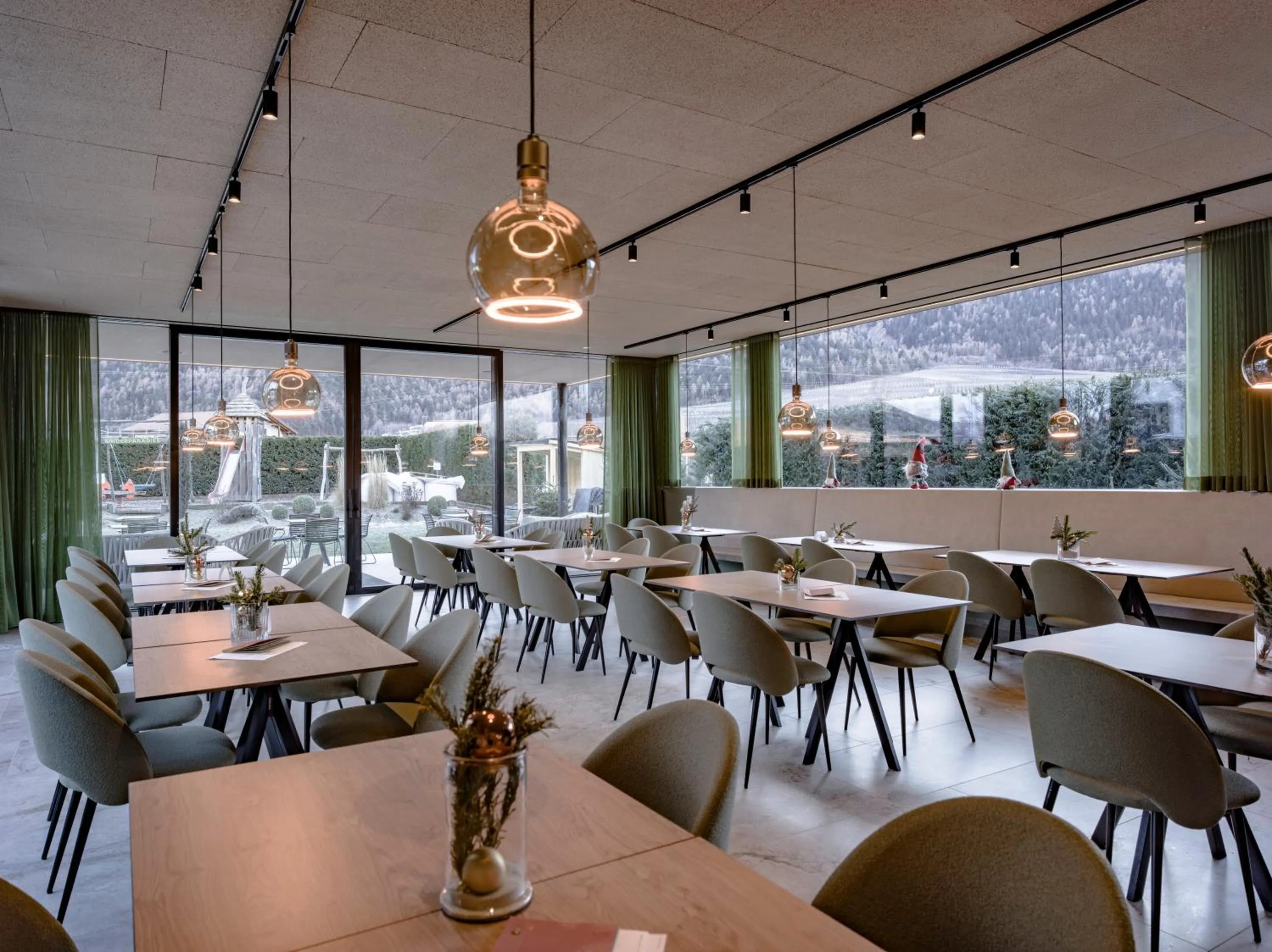 Restaurant/places to eat in Residence Montani