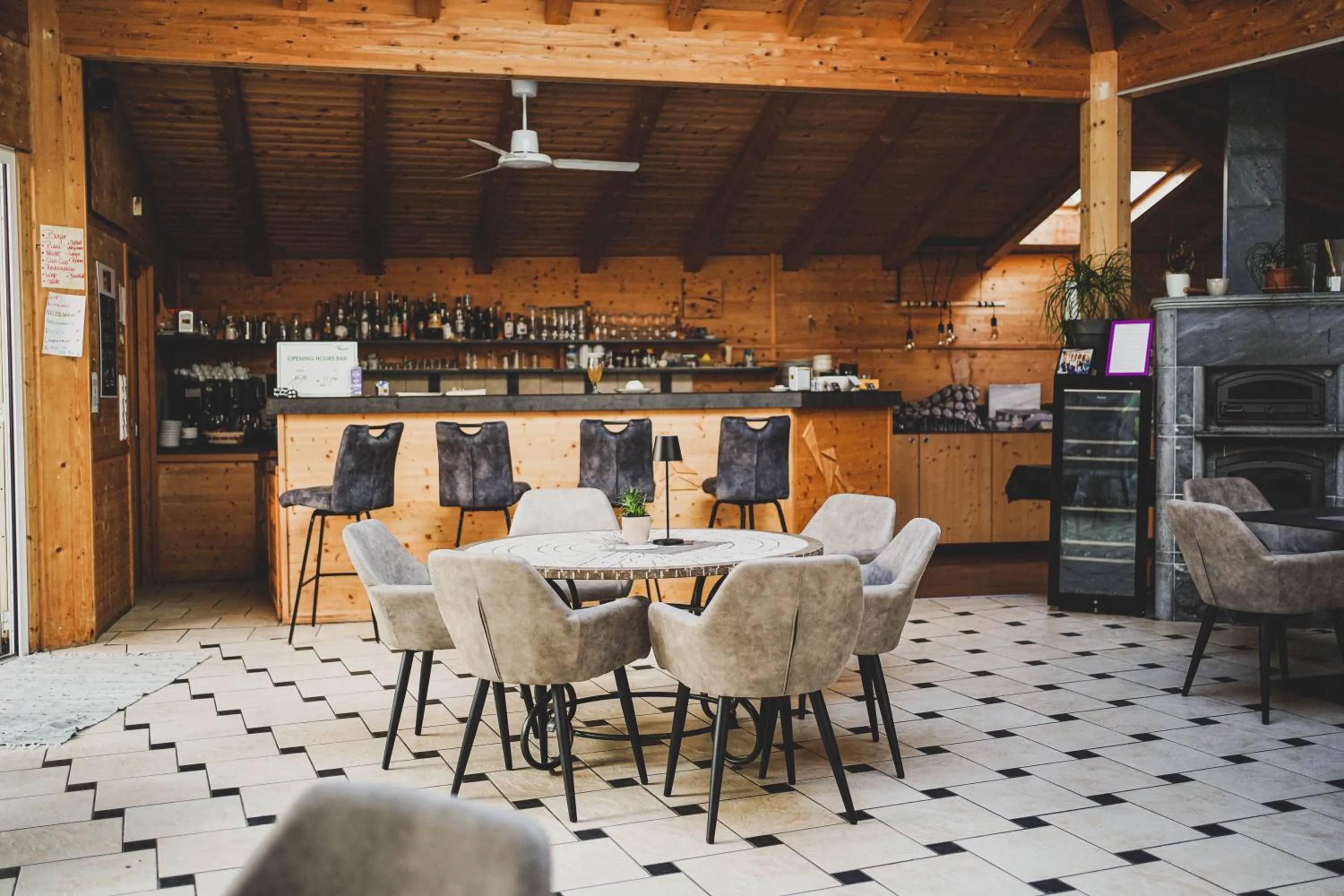 Restaurant/places to eat in Residence Montani