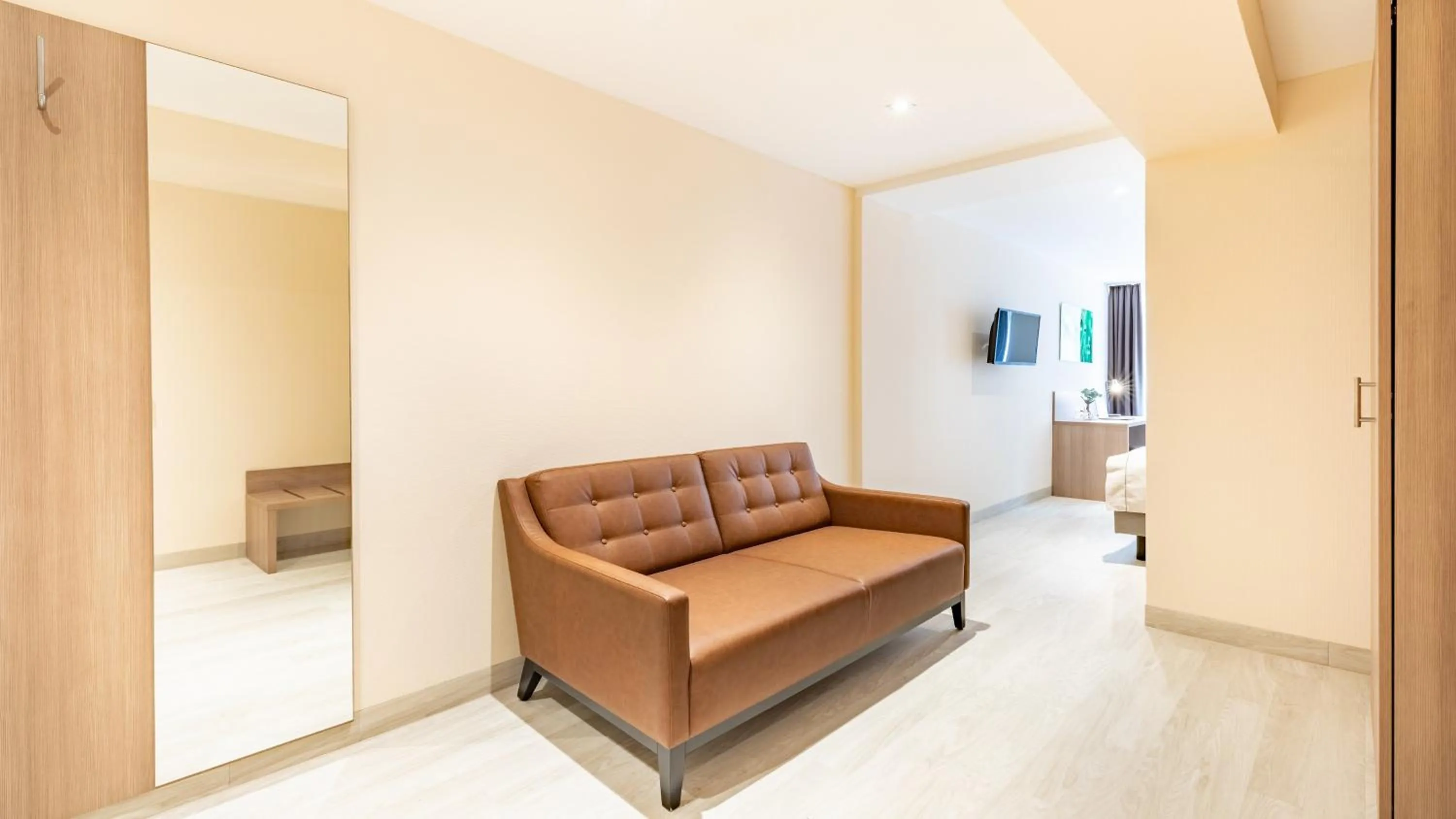 Photo of the whole room in Garner Hotel Dusseldorf - Main Station by IHG