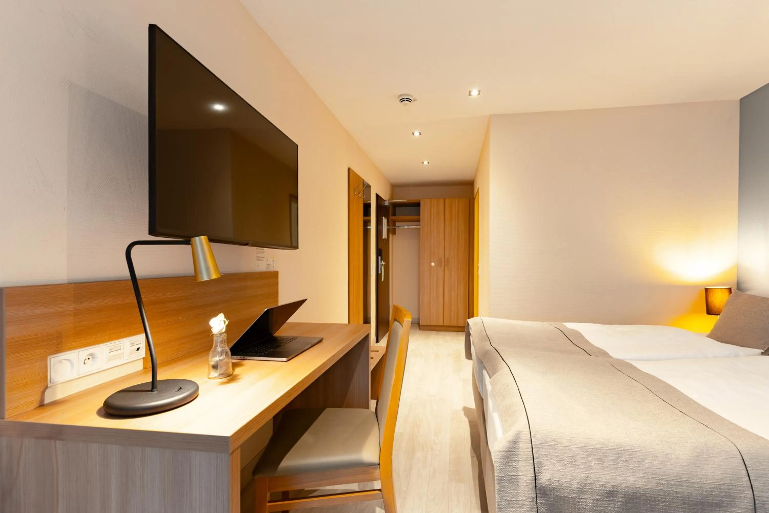 TV and multimedia, Bed in Garner Hotel Dusseldorf - Main Station by IHG