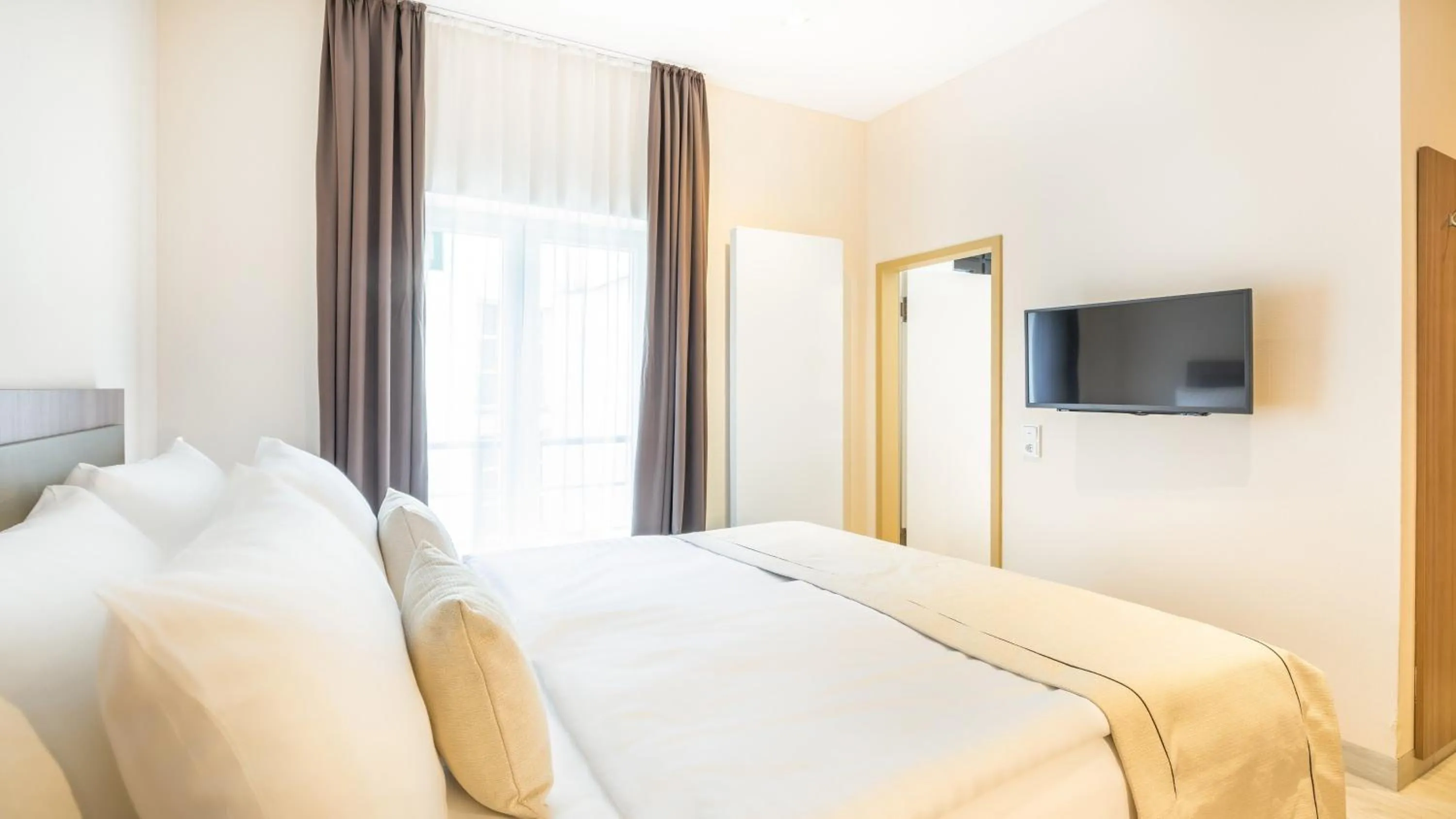 Photo of the whole room, Bed in Garner Hotel Dusseldorf - Main Station by IHG