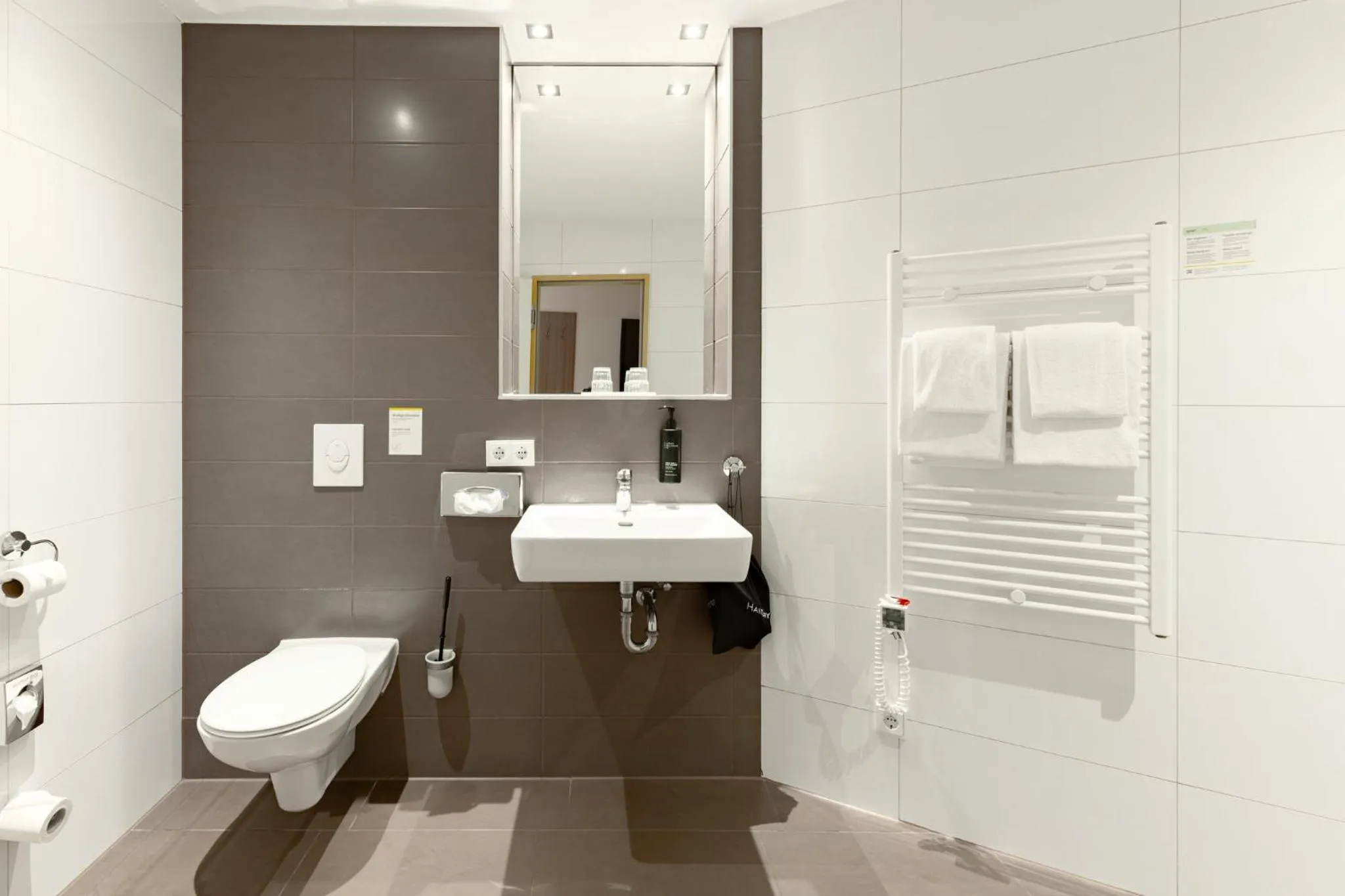 Photo of the whole room in Garner Hotel Dusseldorf - Main Station by IHG