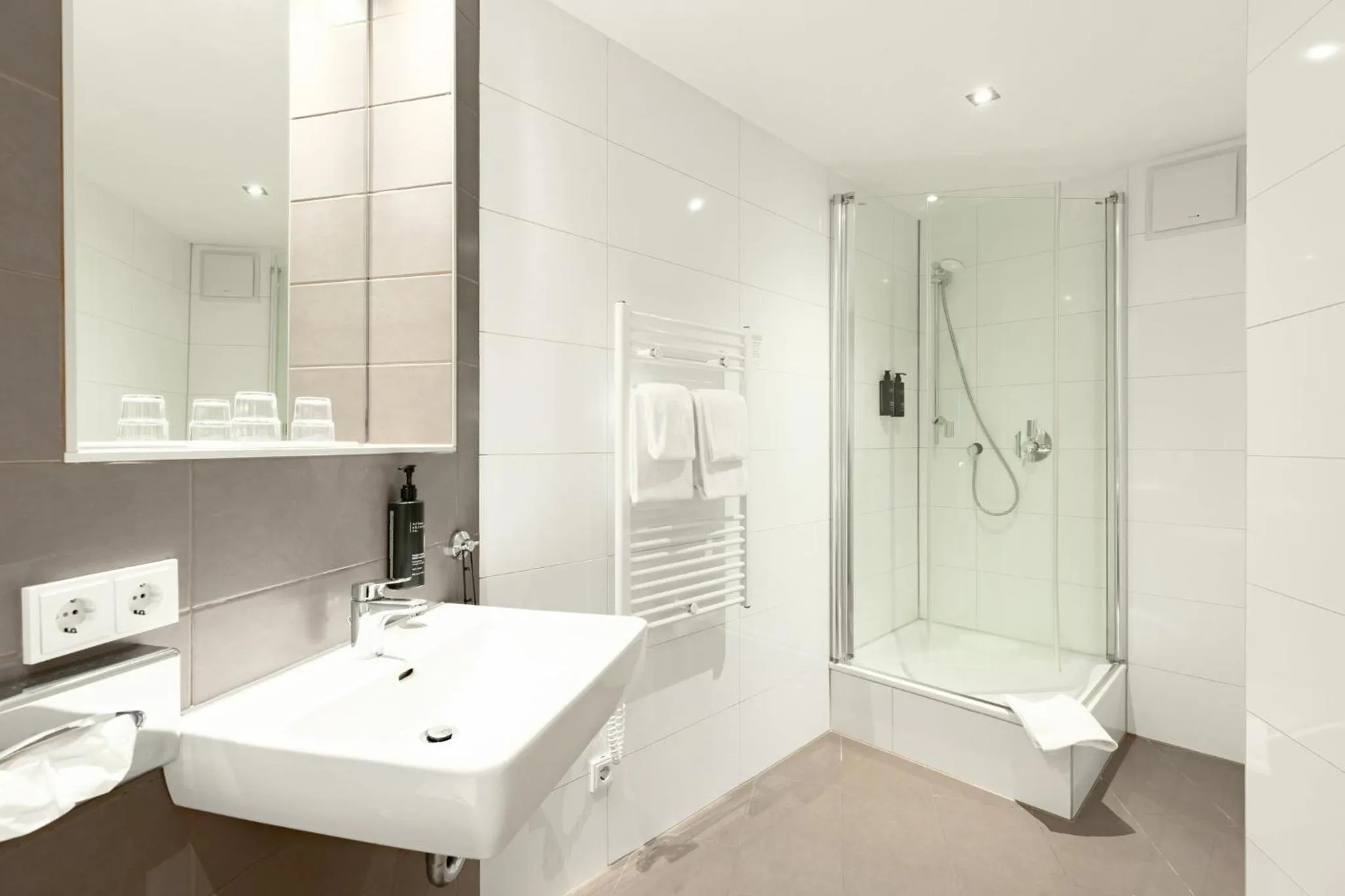 Photo of the whole room in Garner Hotel Dusseldorf - Main Station by IHG