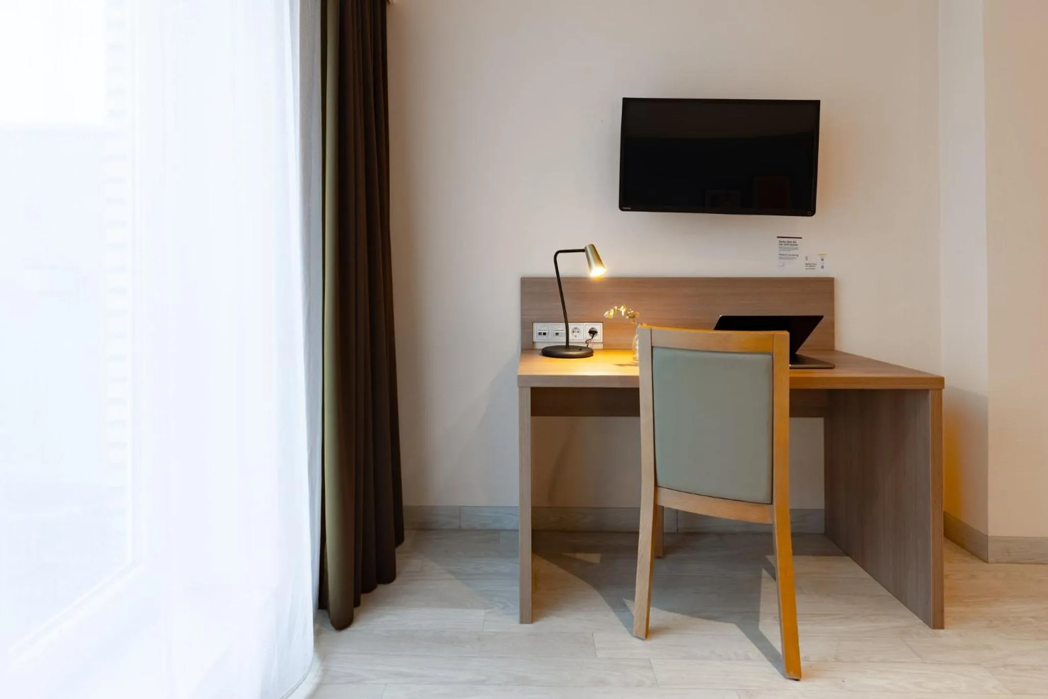 Photo of the whole room in Garner Hotel Dusseldorf - Main Station by IHG