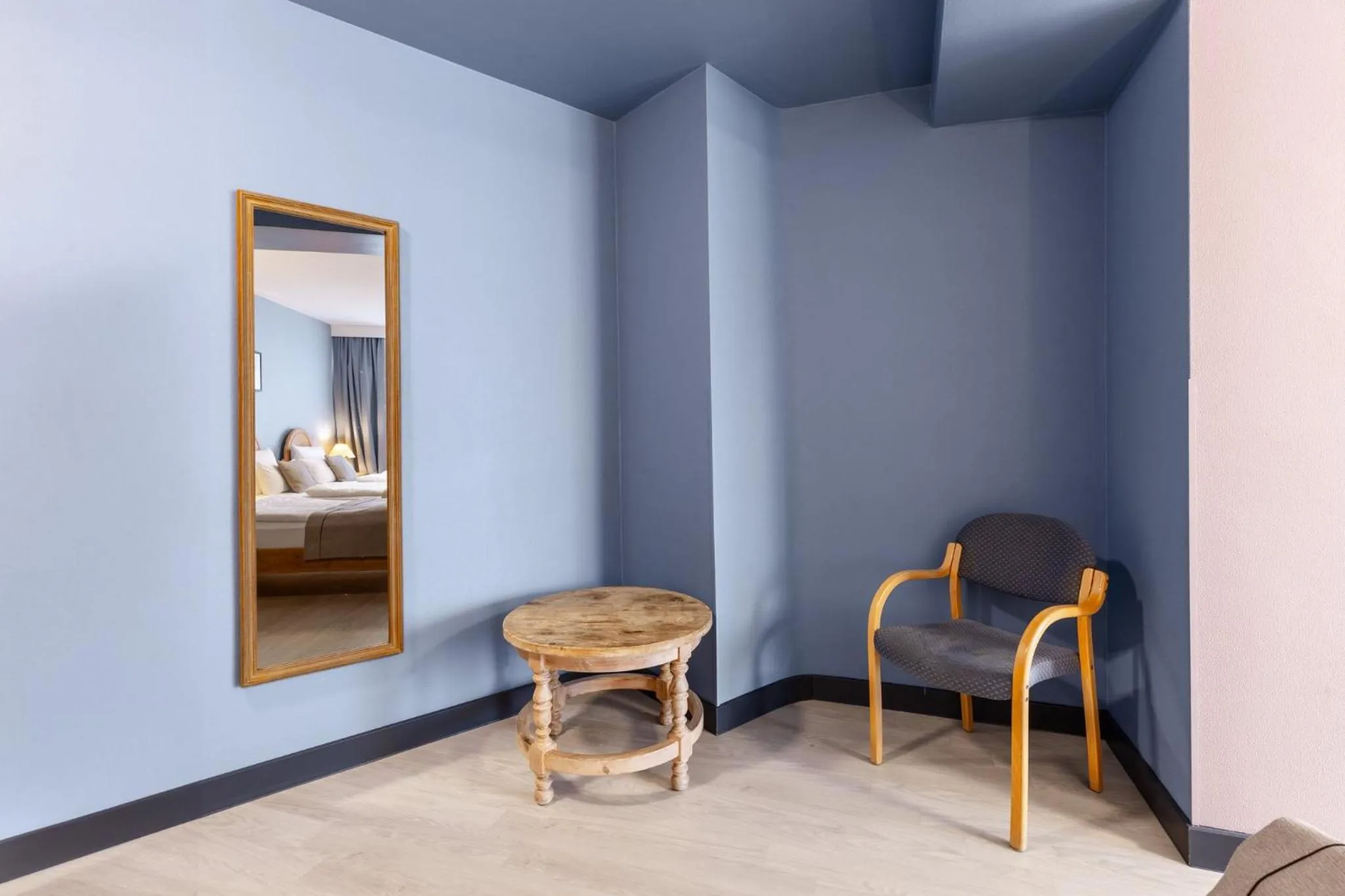 Photo of the whole room in Garner Hotel Dusseldorf - Main Station by IHG